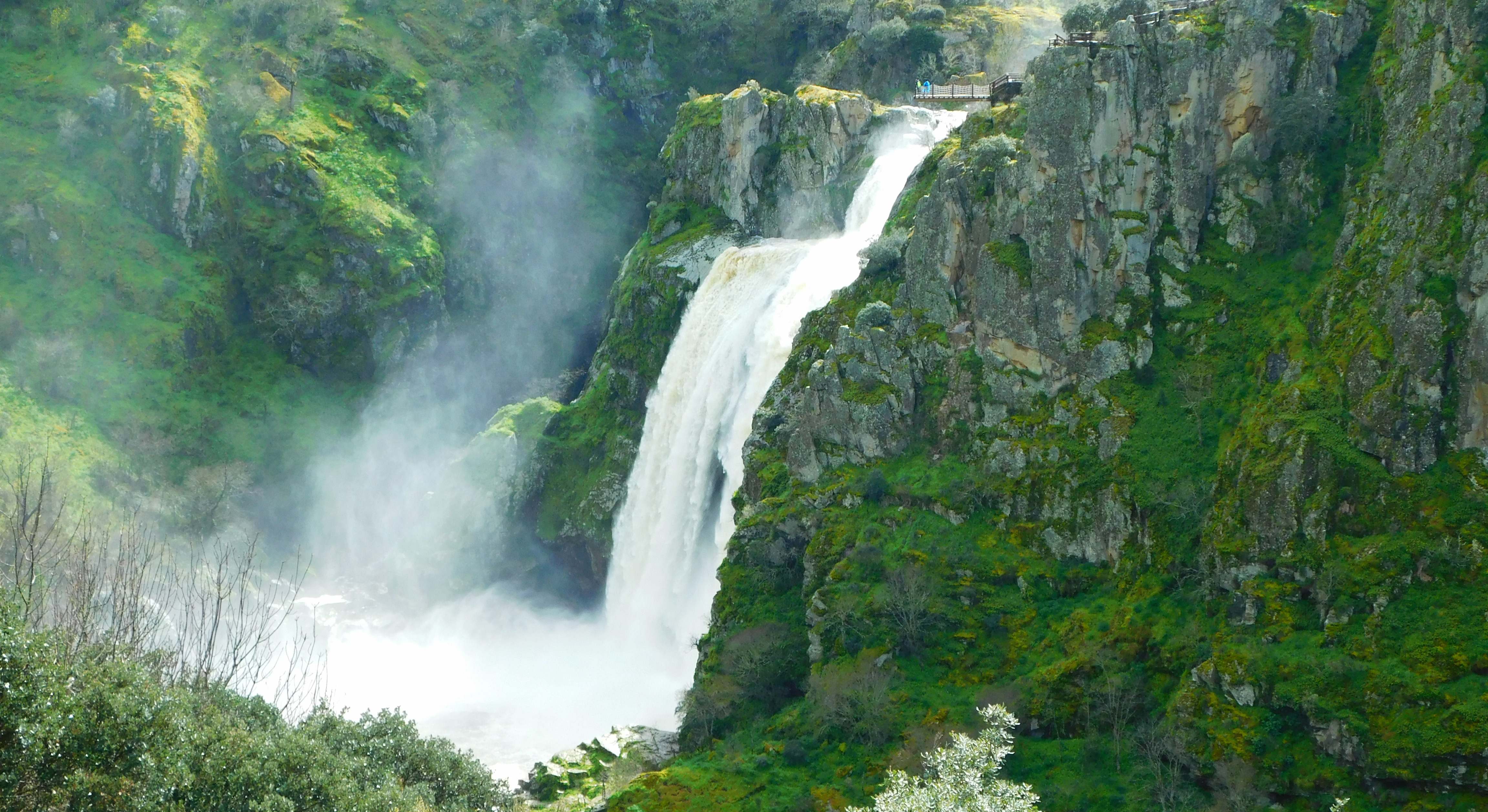 Cascada muy caudalosa