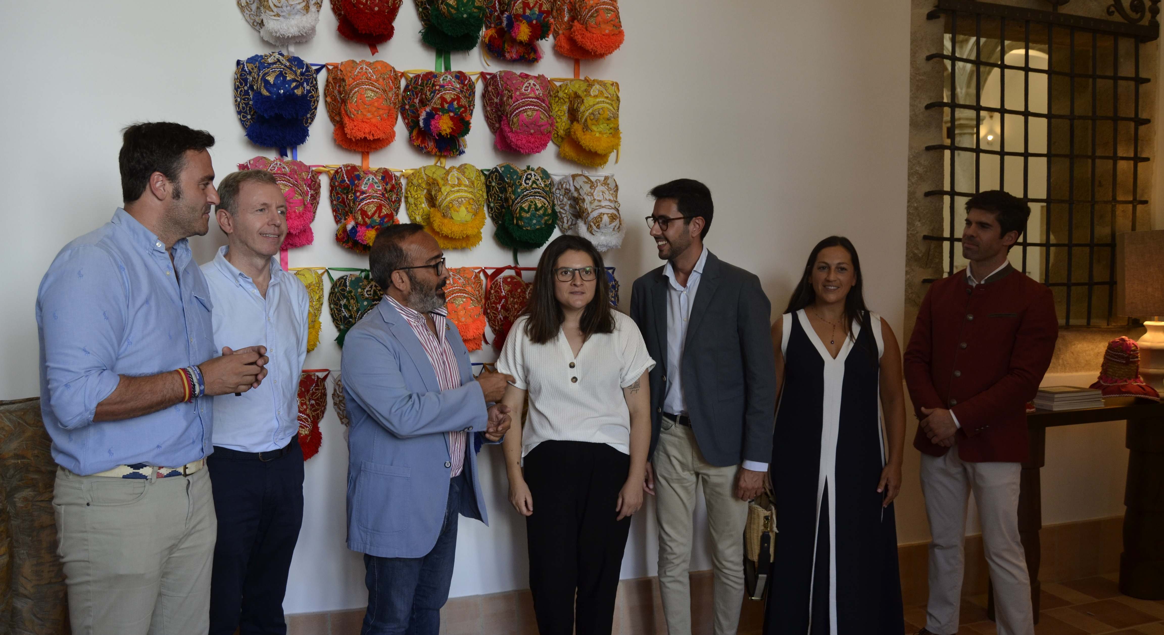 En el centro María José González, acompañada del presidente de la Diputación de Cáceres, Miguel Ángel Morales; del  promotor del hotel, Fernando Palazuelo; y distintas autoridades