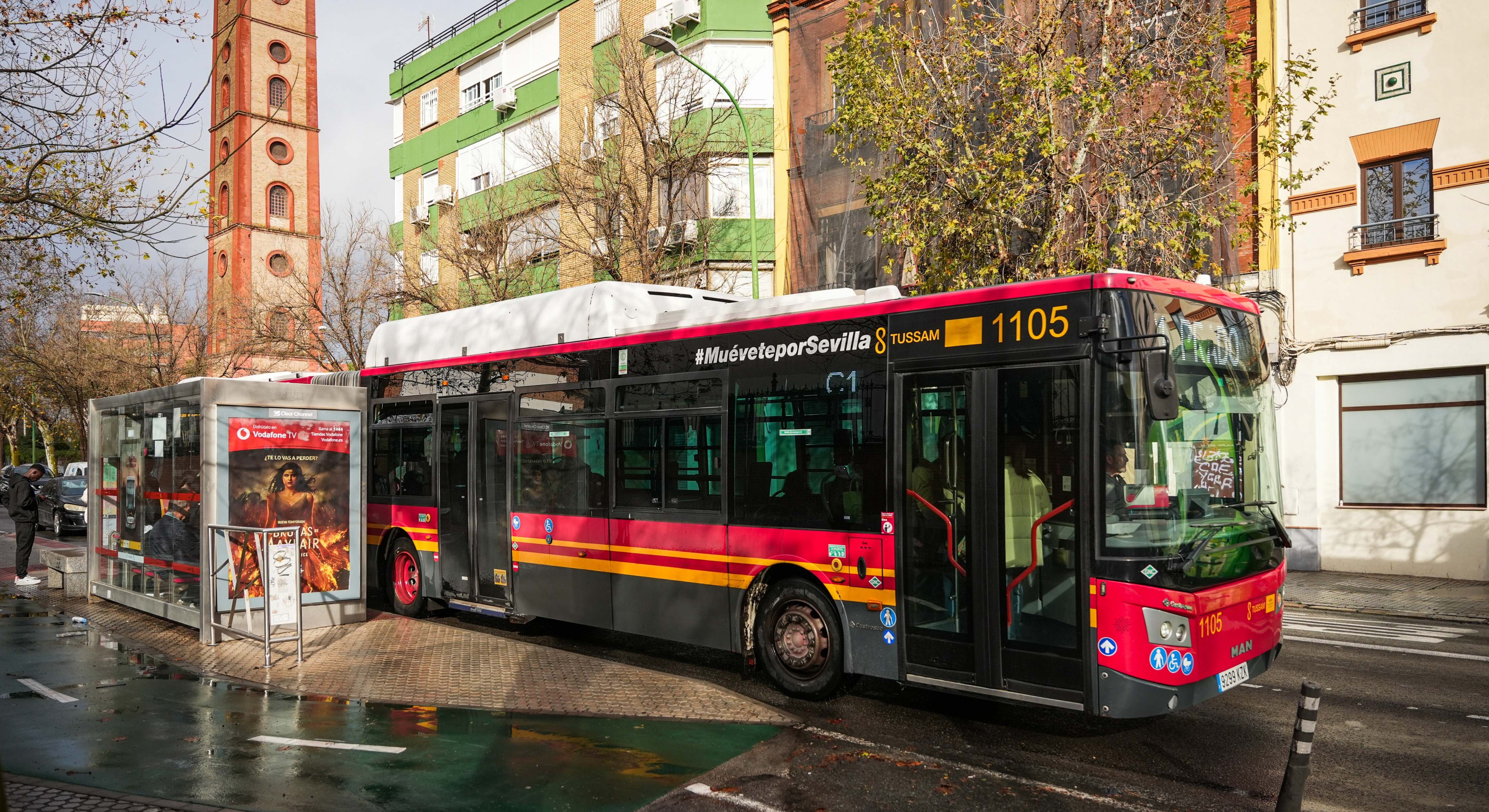 Autobús de Tussam circulando por el centro de Sevilla. / María José López (Europa Press)