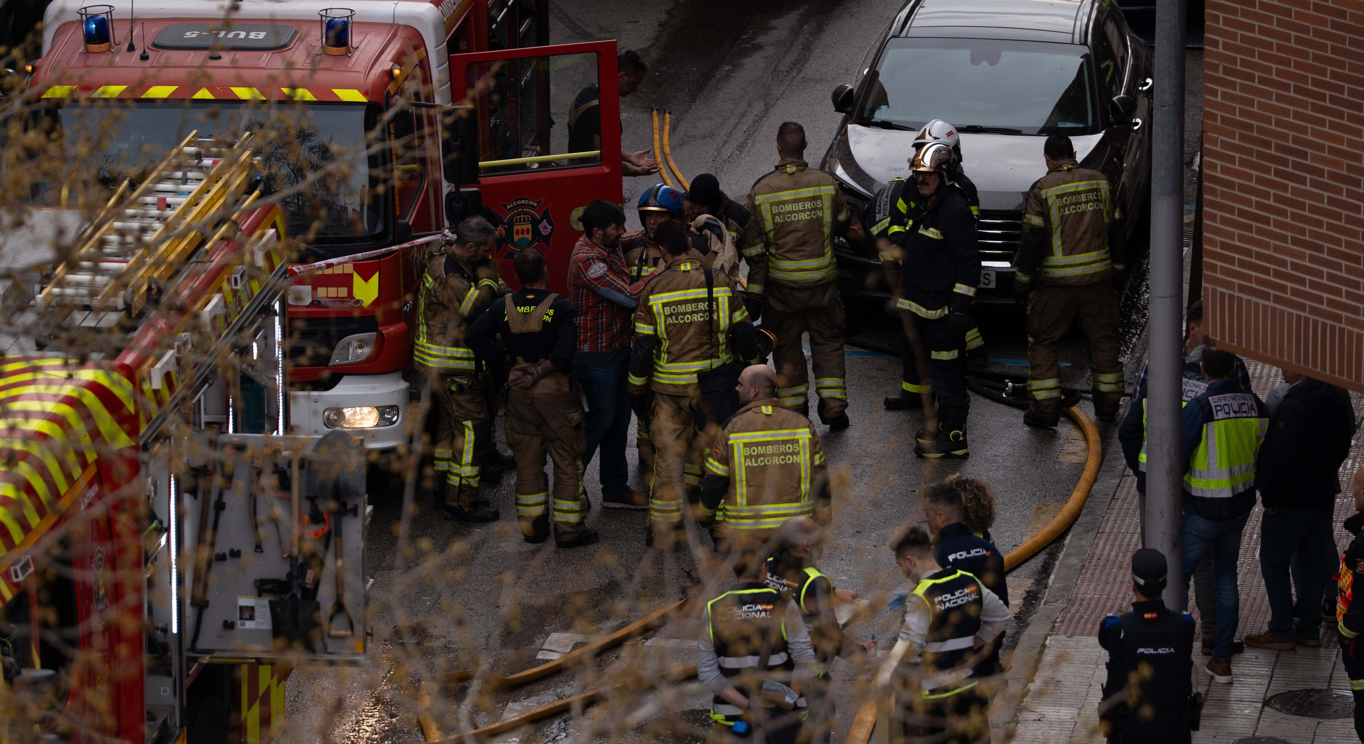 Varios bomberos trabajan en el lugar de los hechos, a 2 de abril de 2025, en Alcorcón, Madrid (España)