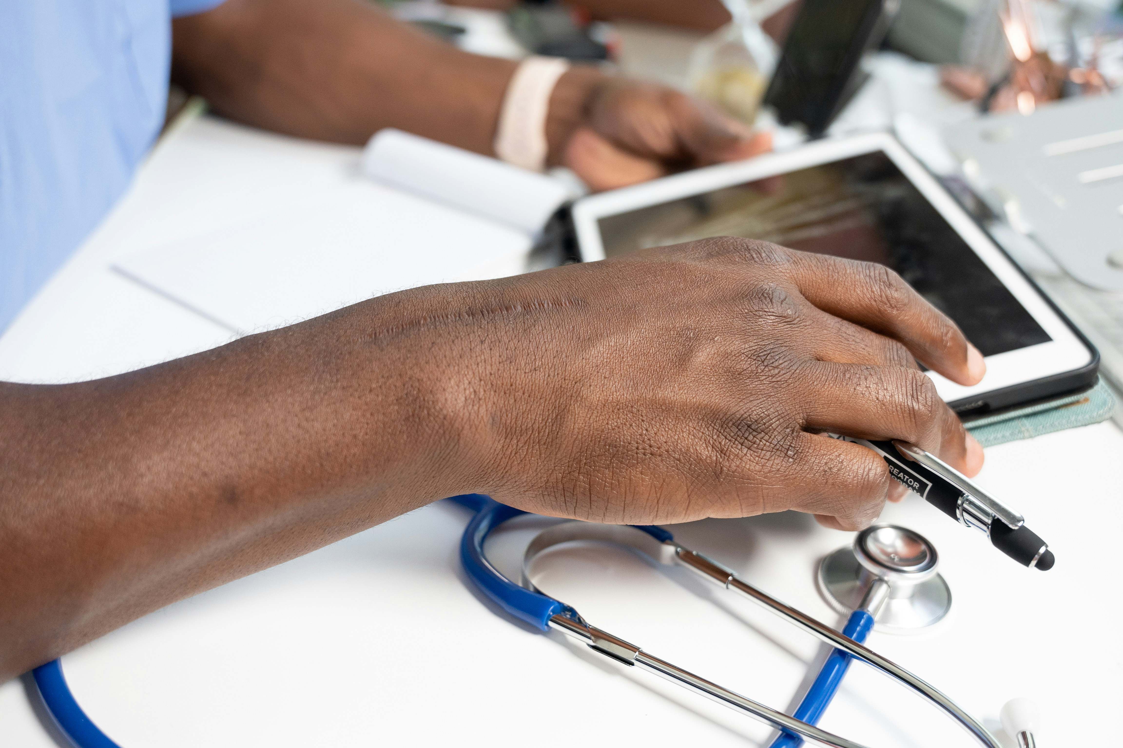 Varios médicos se preparan para atender a un paciente