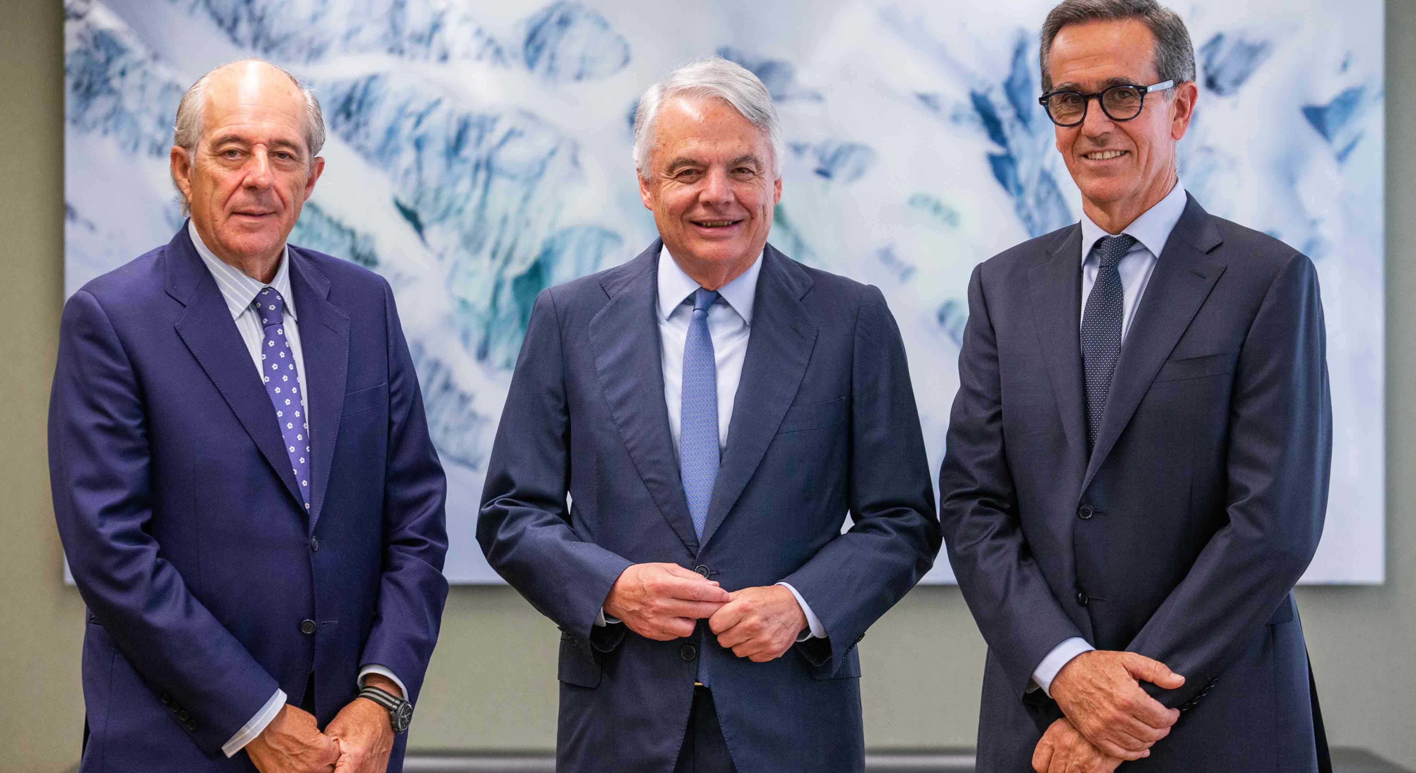 Tres hombres en traje