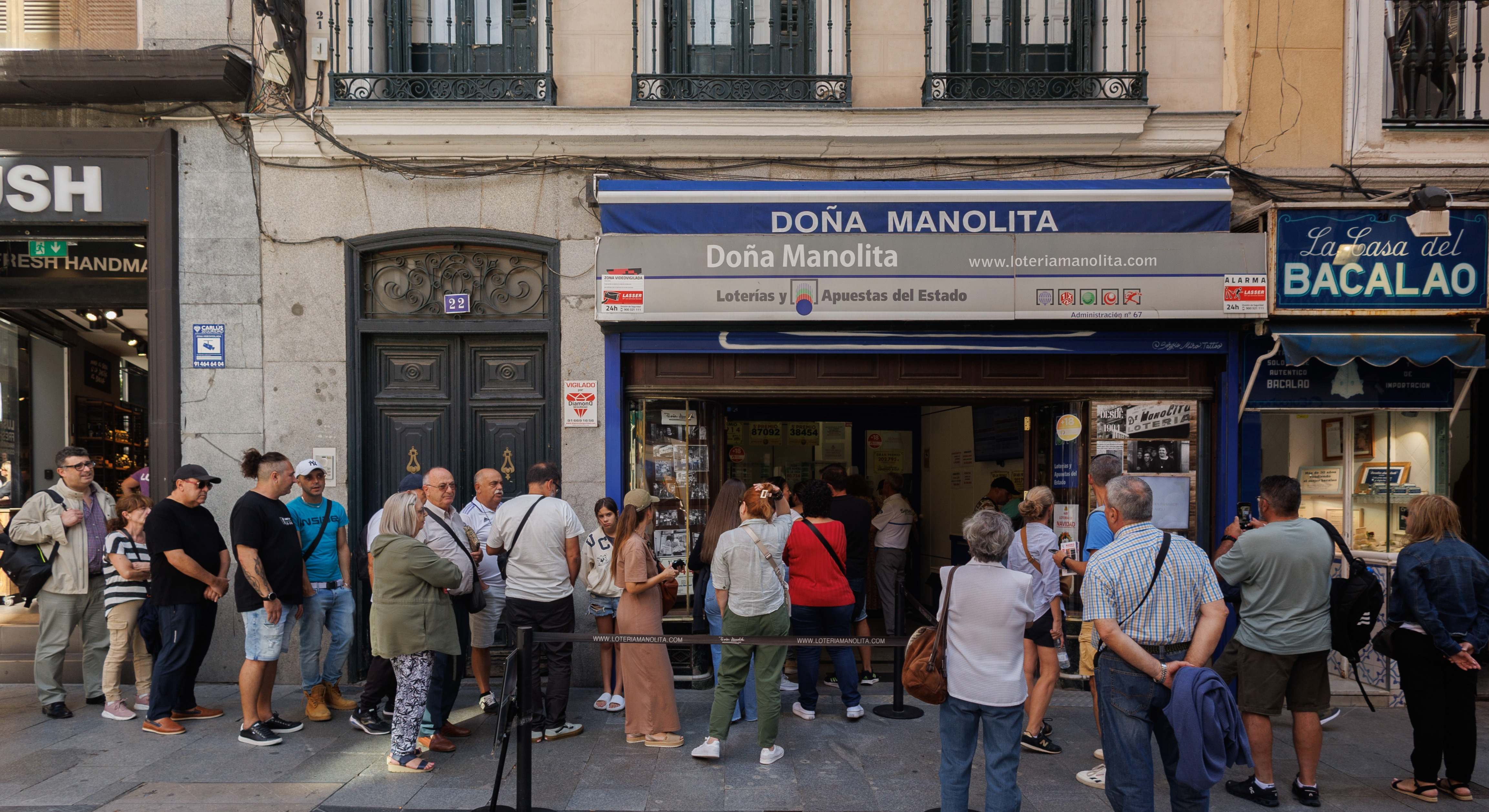 Colas para comprar décimos en la Administración de Loterías de Doña Manolita, en Madrid. / Foto: EP