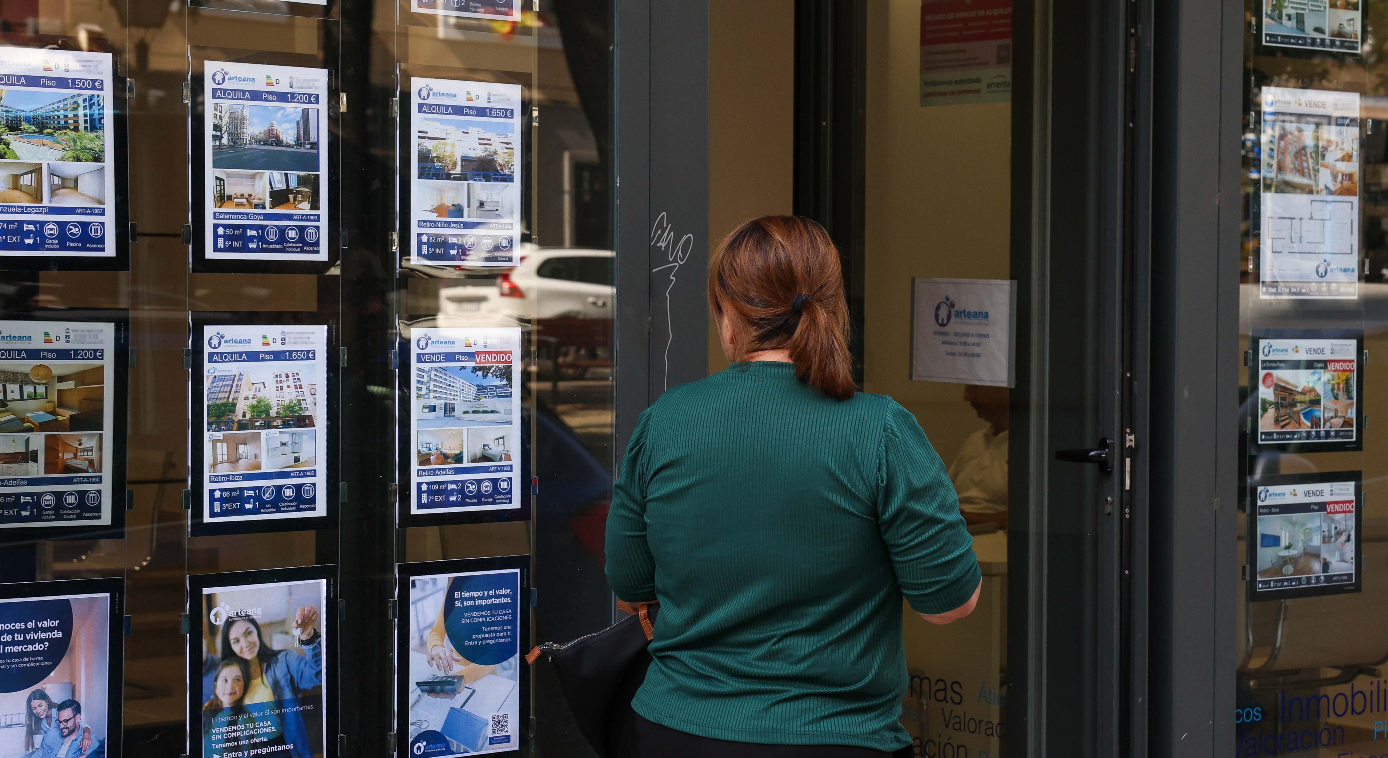 Agencia inmobiliaria con pisos en venta