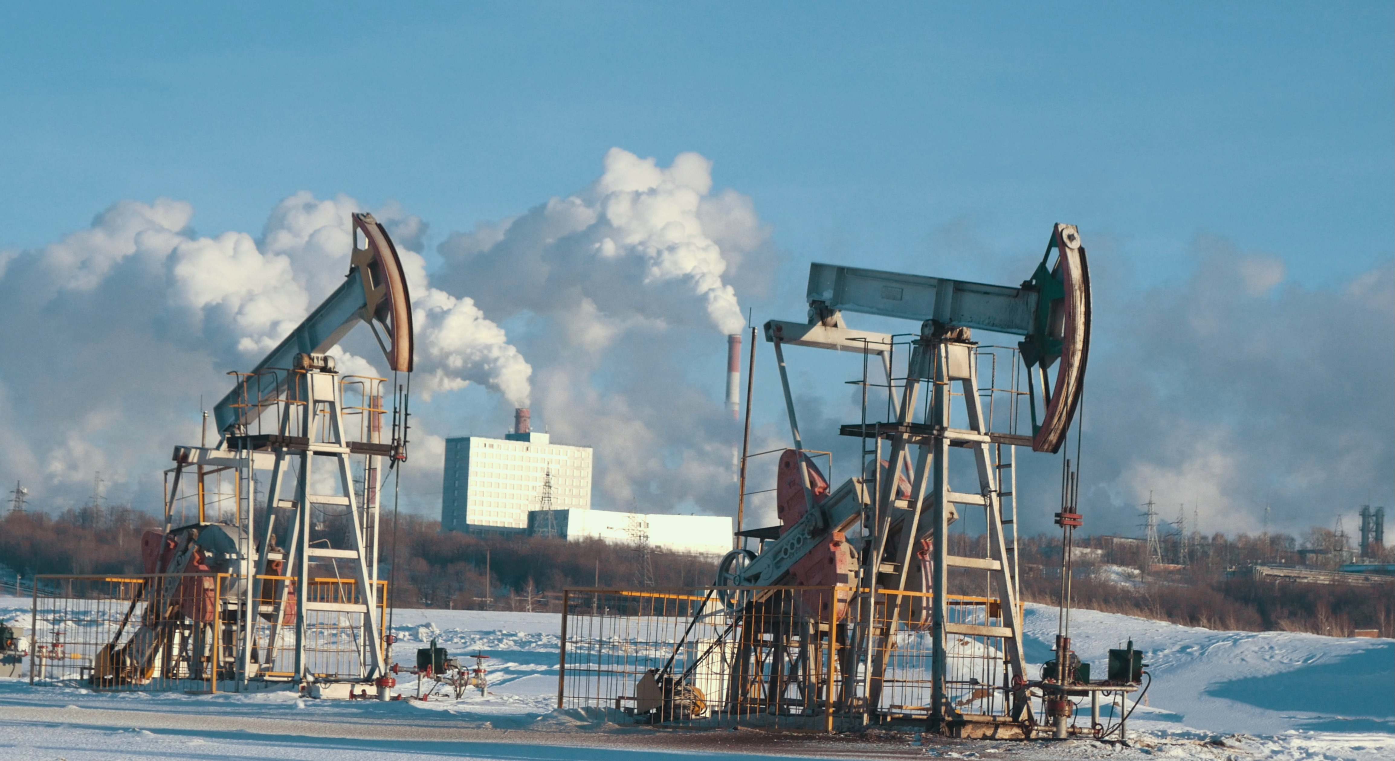 Plataformas de petróleo en la nieve