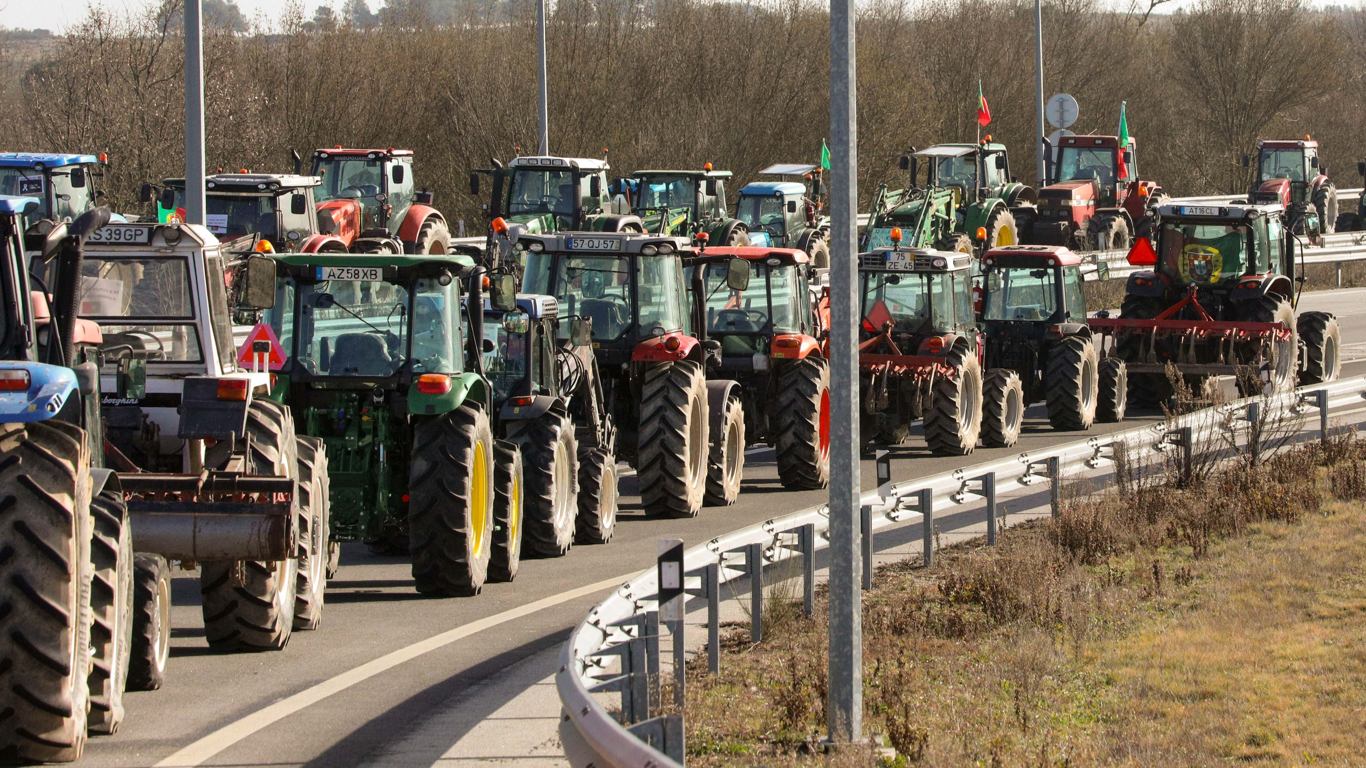 Agricultores de Portugal cortan los accesos a Extremadura