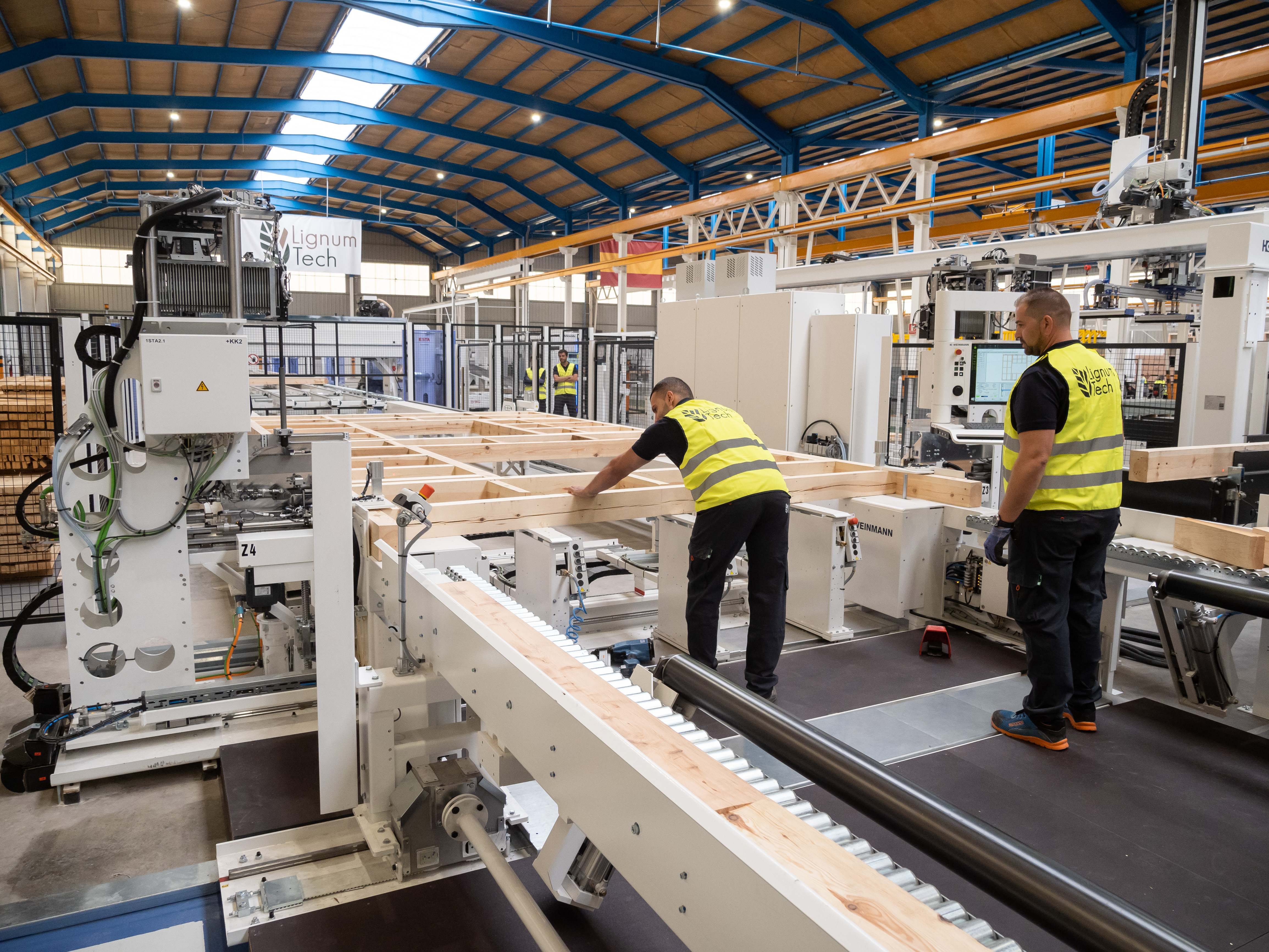 Dos operarios trabajando en la fábrica de Lignum Tech