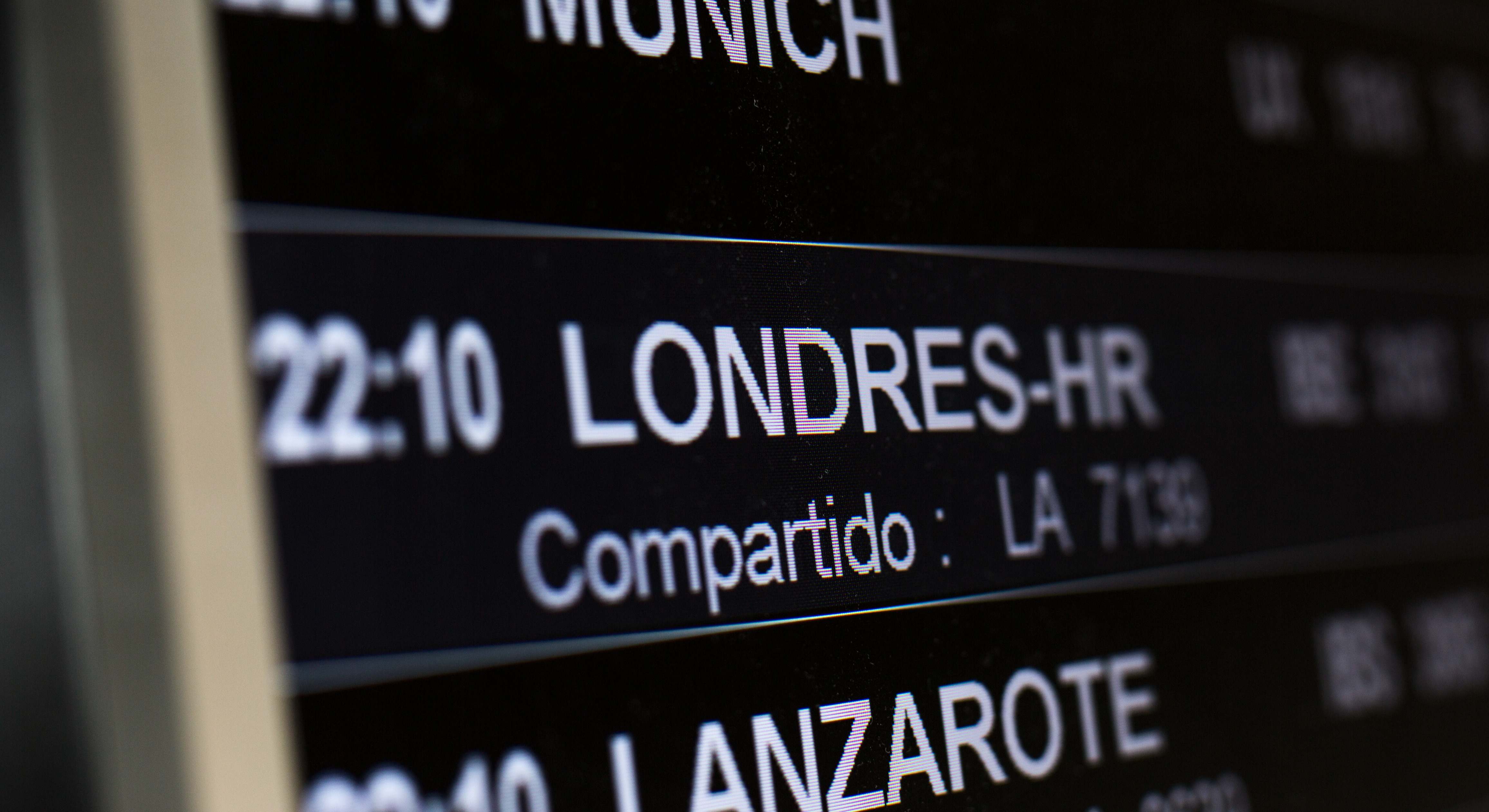Un panel que anuncia la llegada de un vuelo de Londres, en la terminal T4 del Aeropuerto Adolfo Suárez Madrid-Barajas.