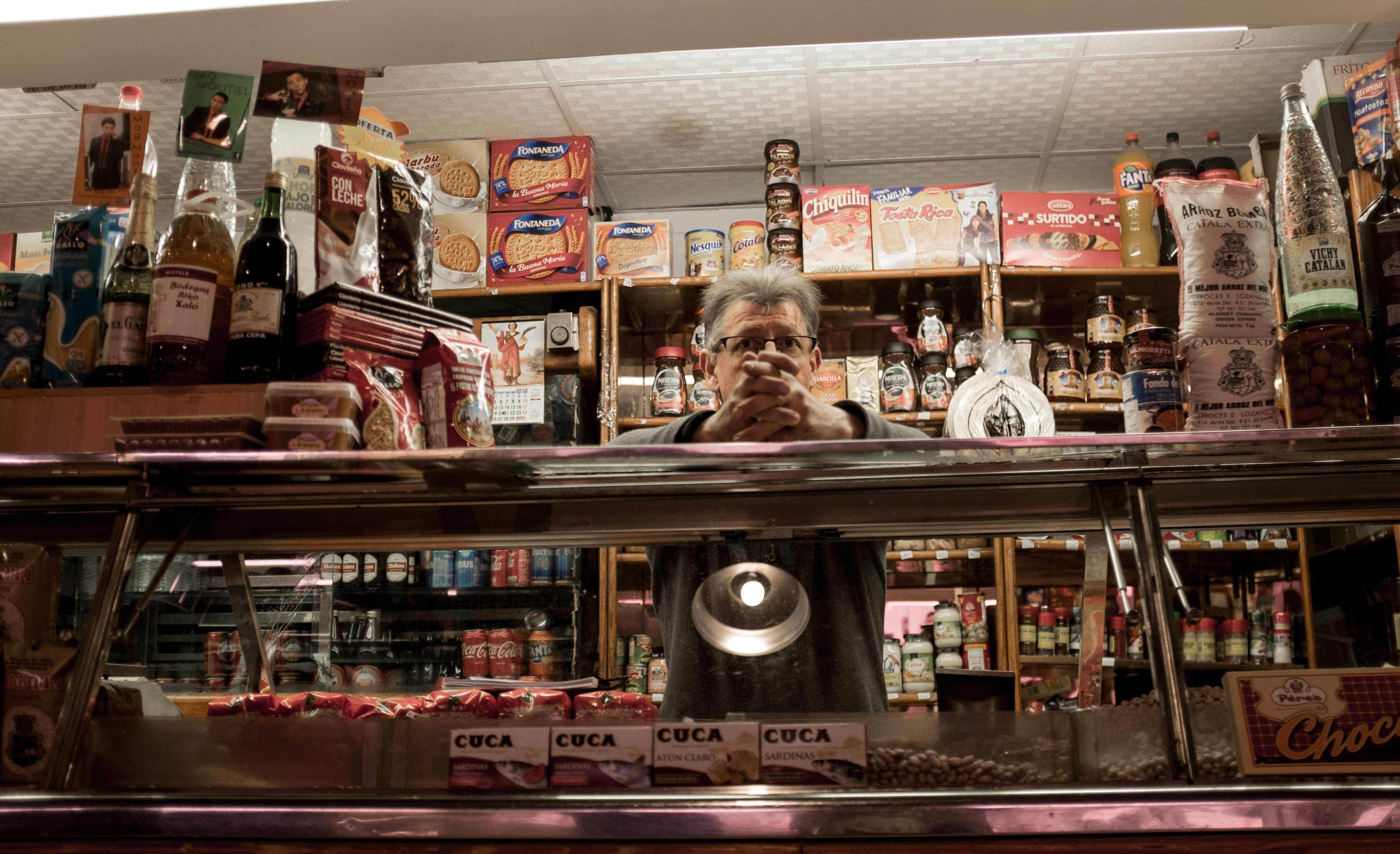 trabajador-tienda-canoso-istock.jpg