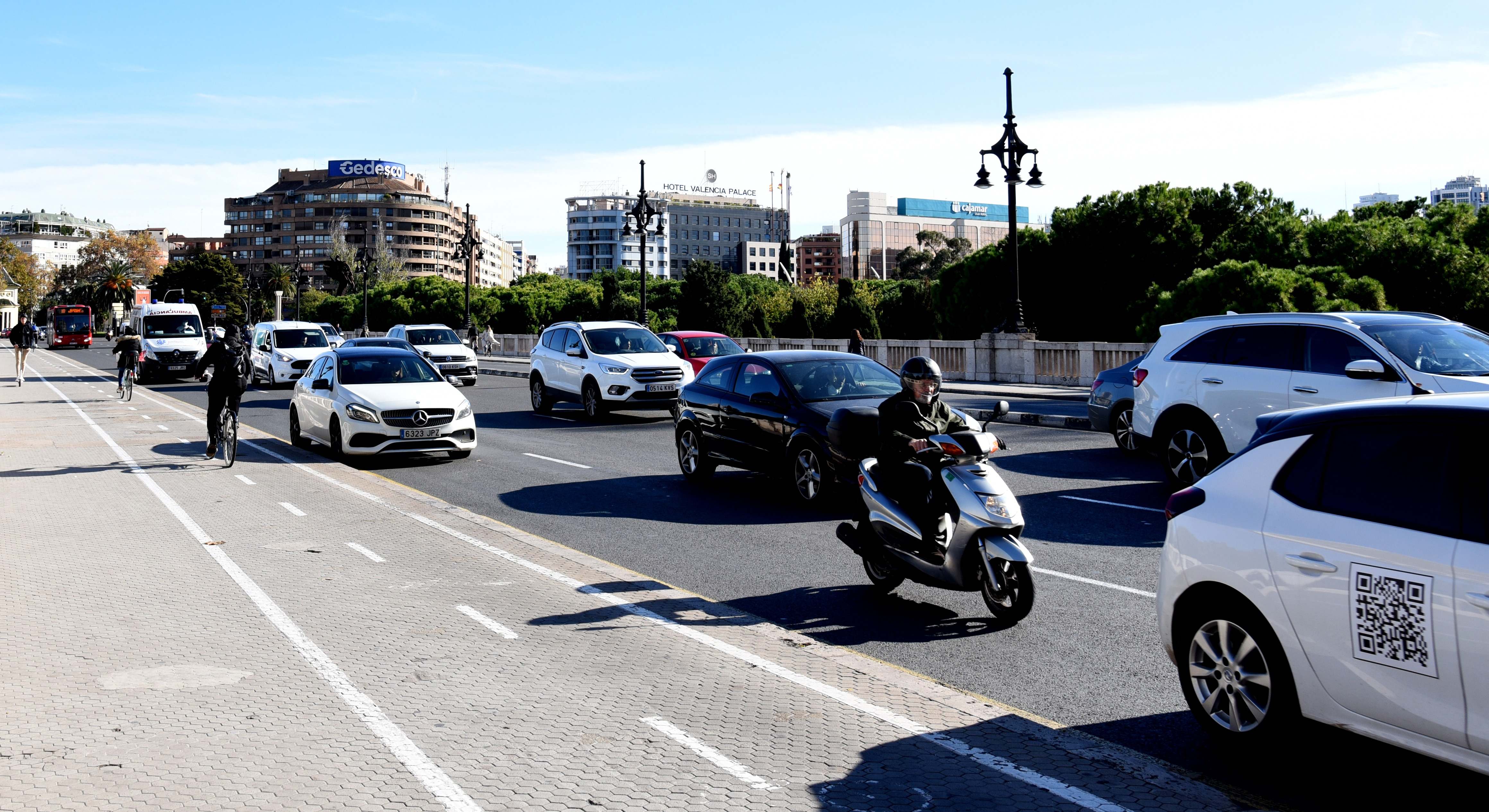 Carretera con tráfico rodado