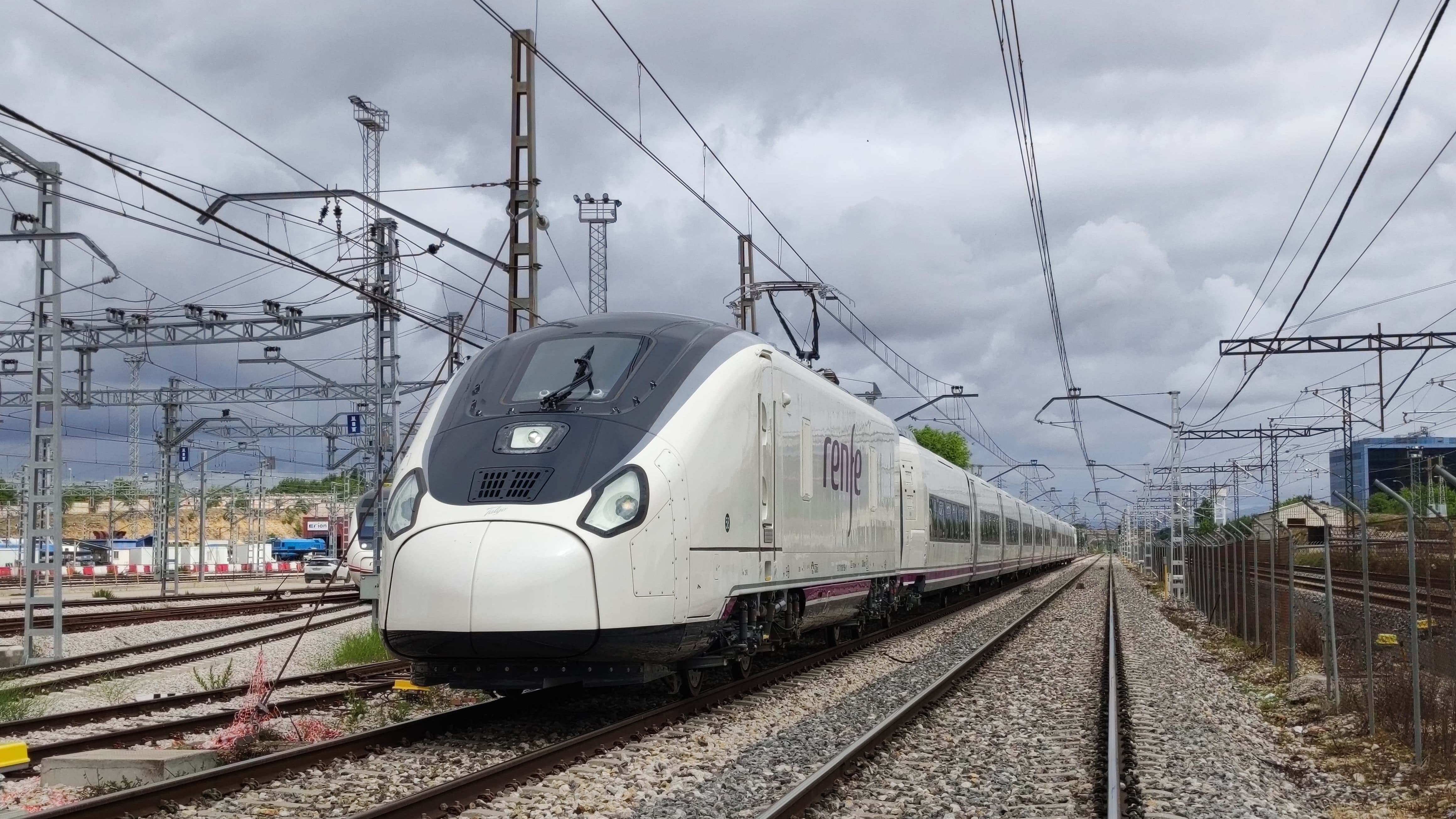 Tren Avril de Talgo adquirido por Renfe en pruebas en Madrid. / J.E. 