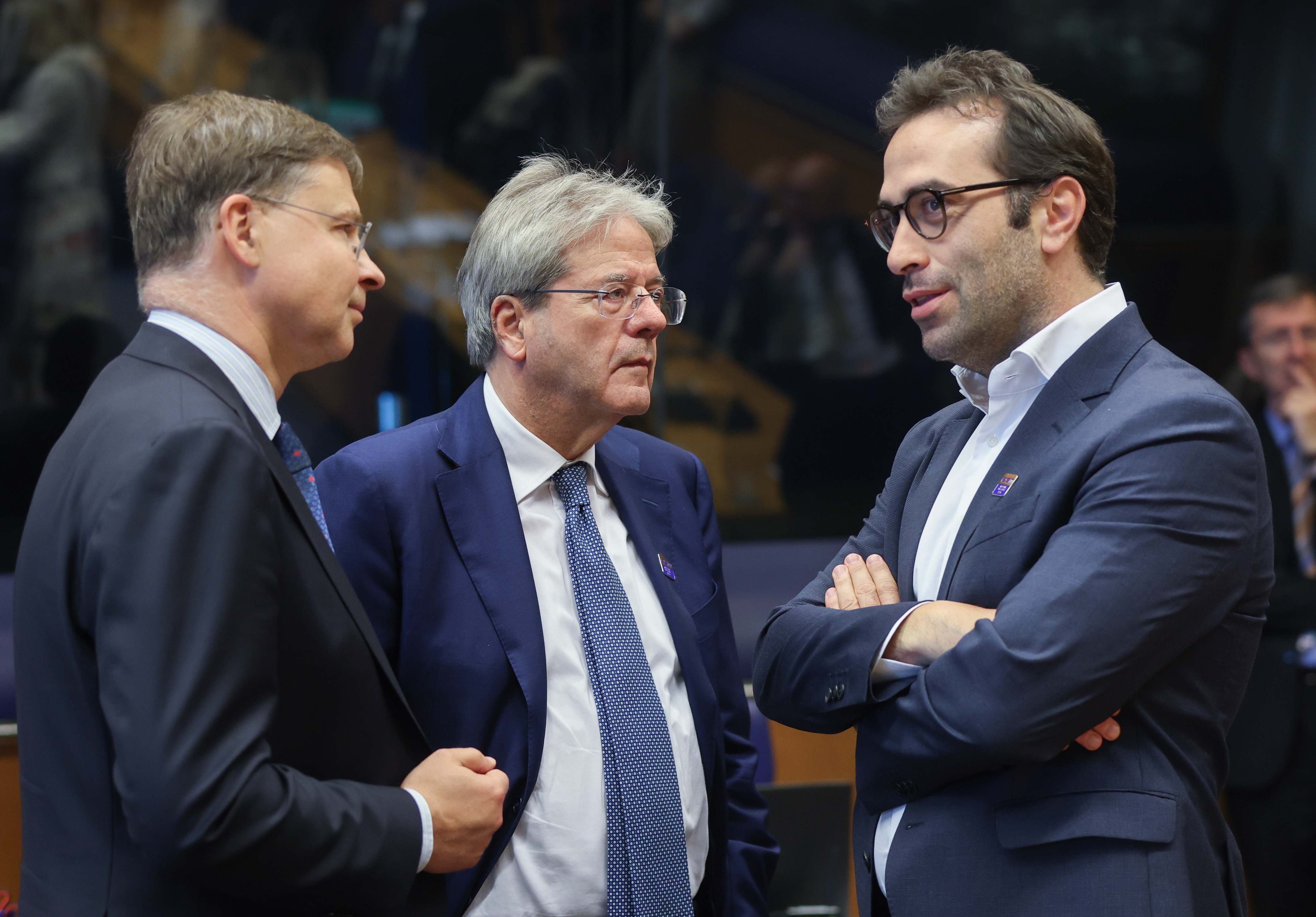 El vicepresidente económico de la Comisión Europea, Valdis Dombrovskis, el comisario de Economía, Paolo Gentiloni y el ministro de Economía, Carlos Cuerpo