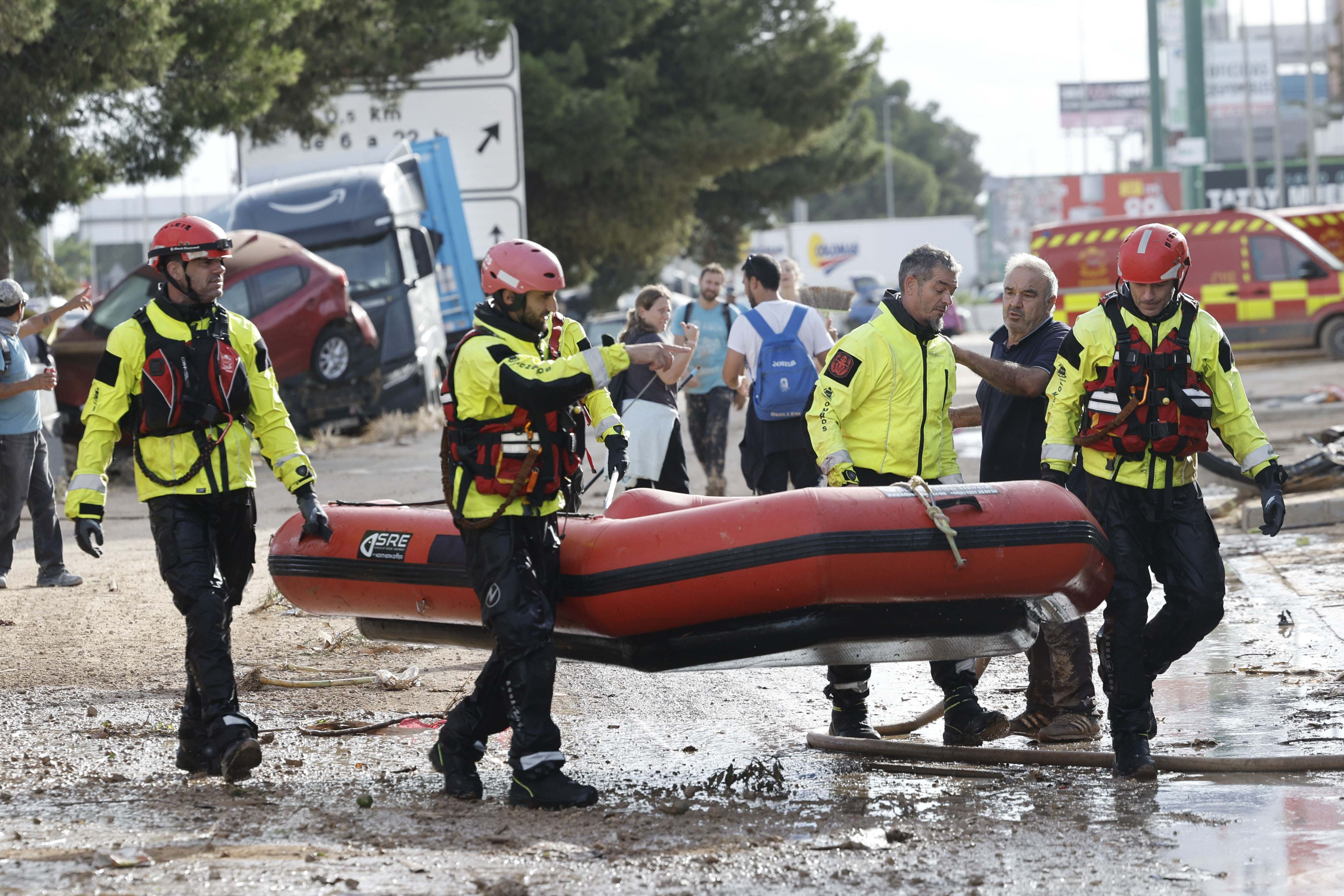 Bomberos trabajando ayer en Valencia