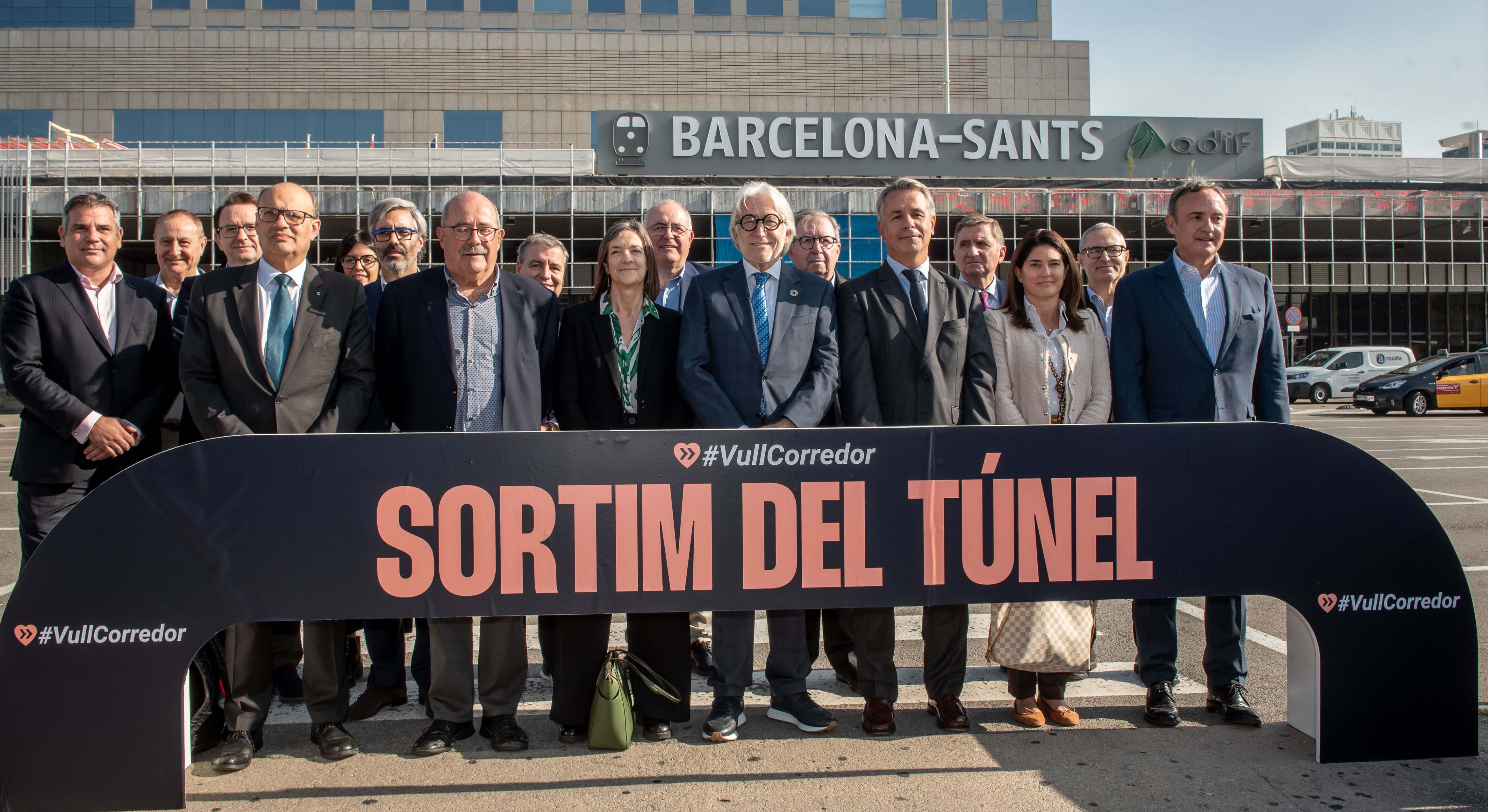 Los líderes empresariales frente a la estación de Sants.