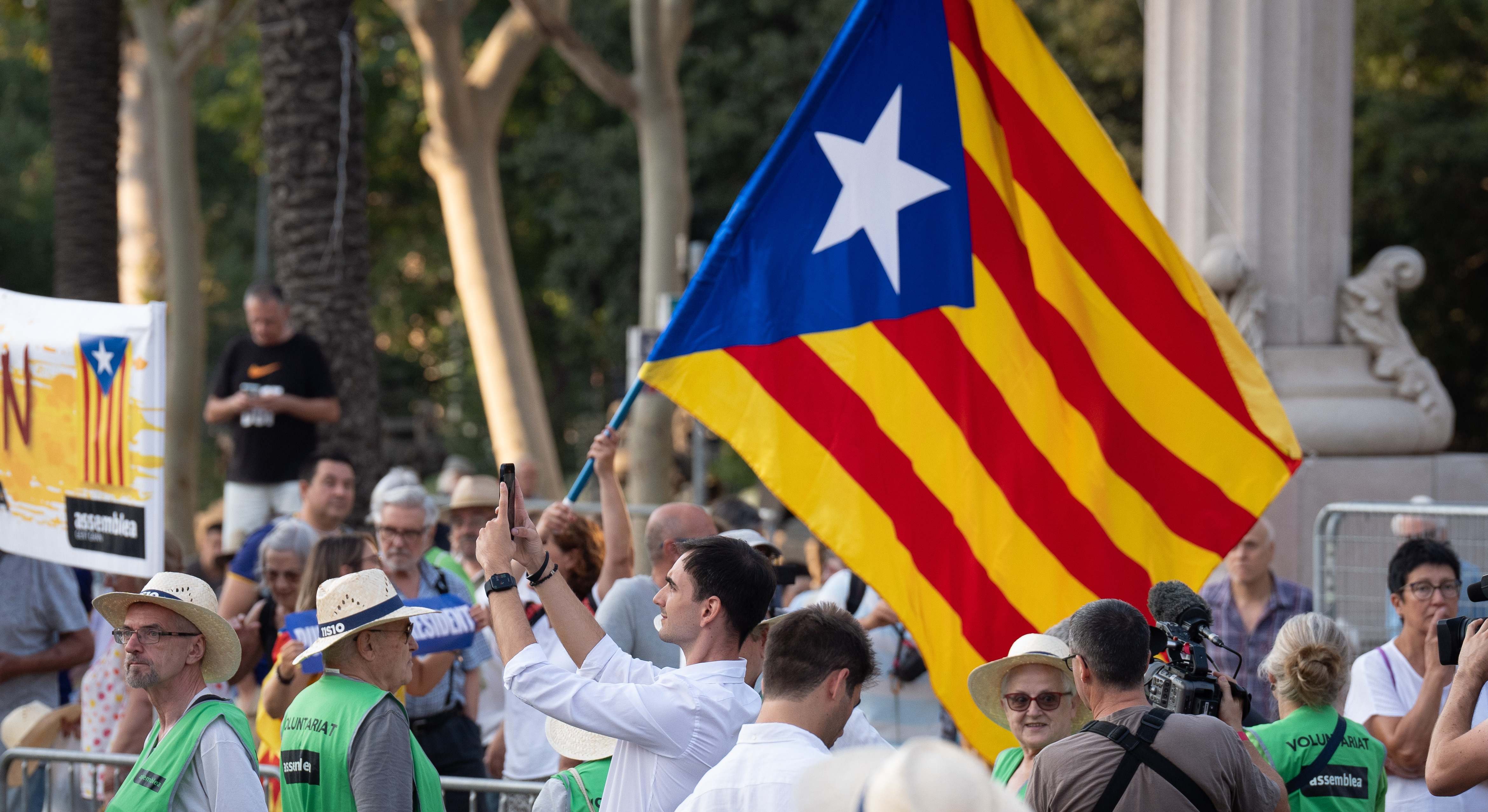 Concentración para recibir al expresidente de la Generalitat Carles Puigdemont .Foto: David Zorrakino / EP.