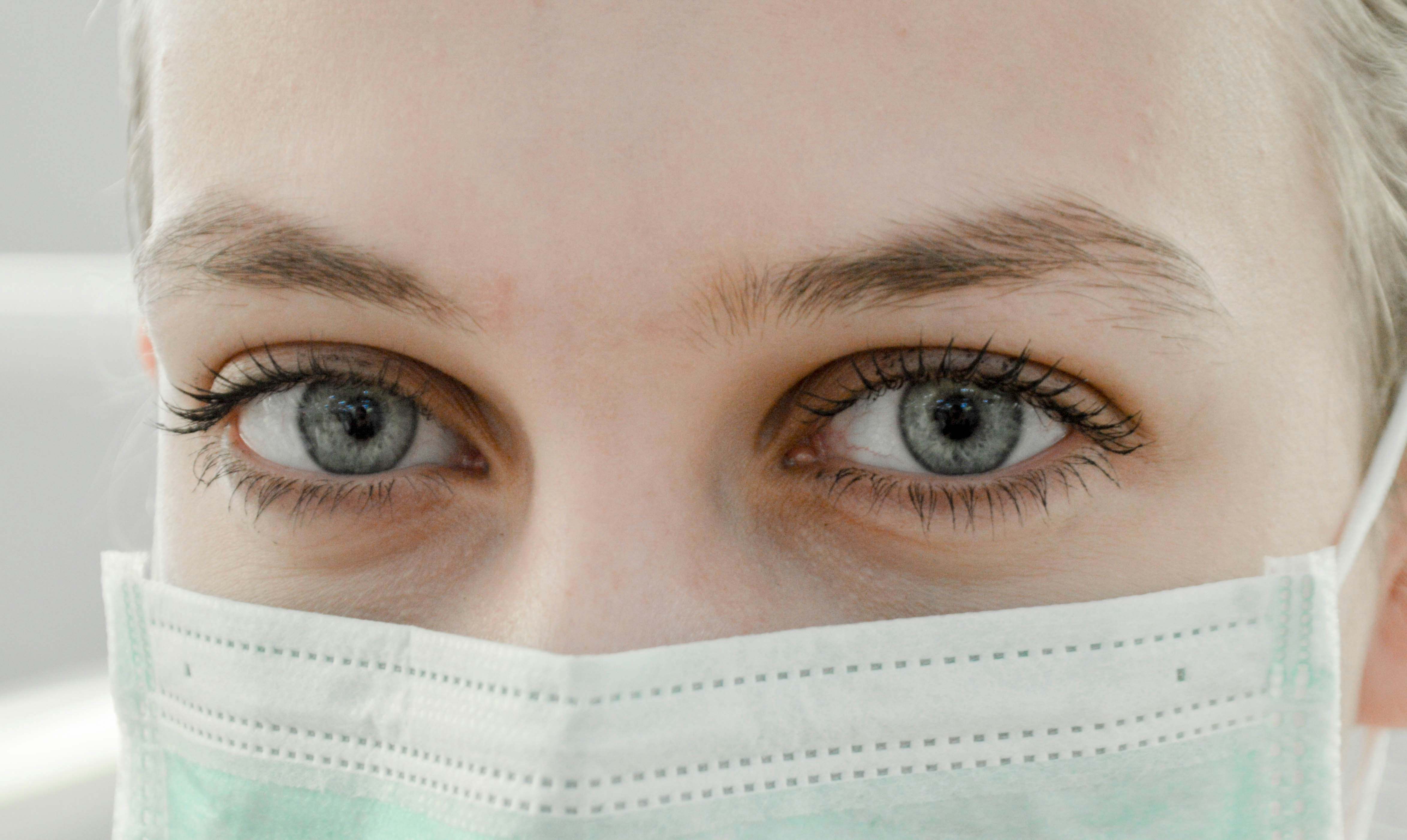 Persona con mascarilla en un hospital