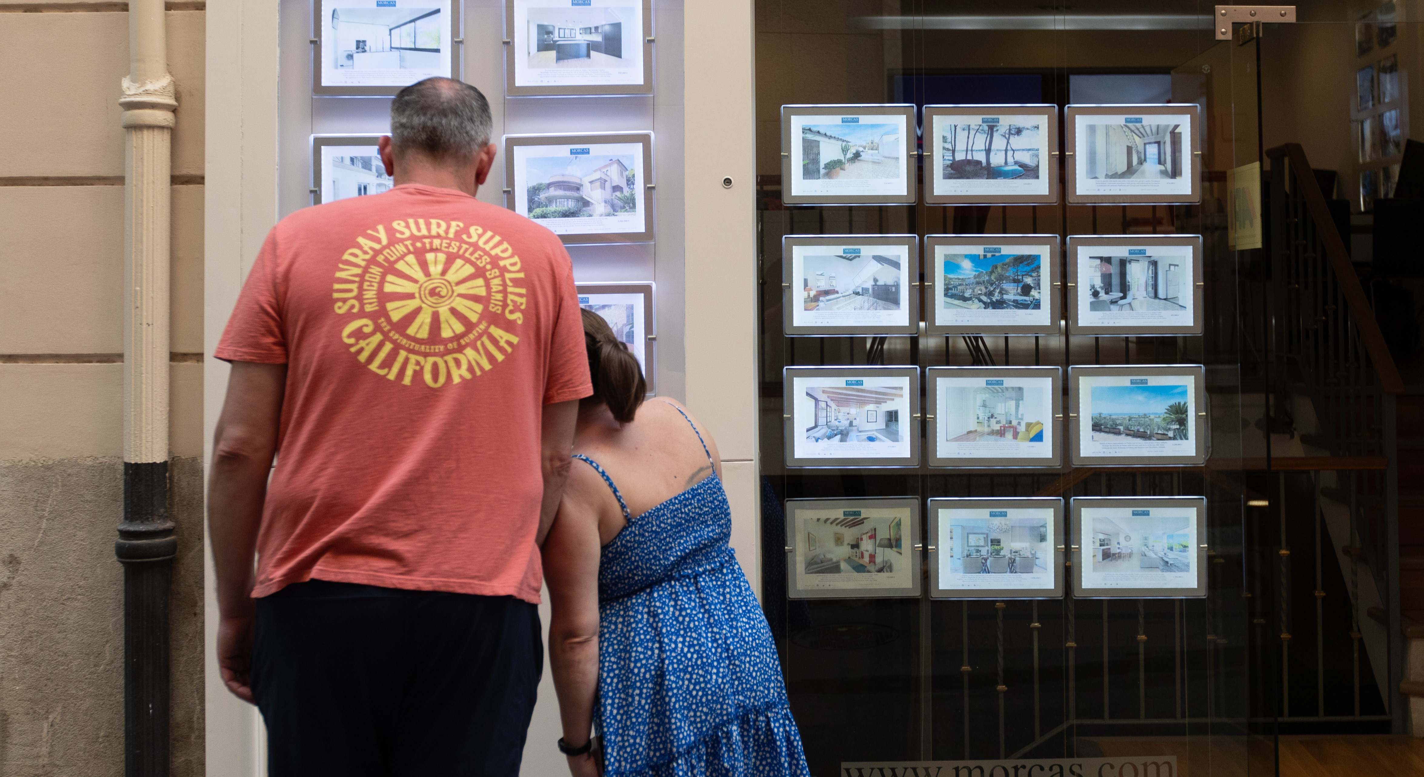 Una pareja mira los anuncios de una inmobiliaria en Palma de Mallorca. Foto: Europa Press