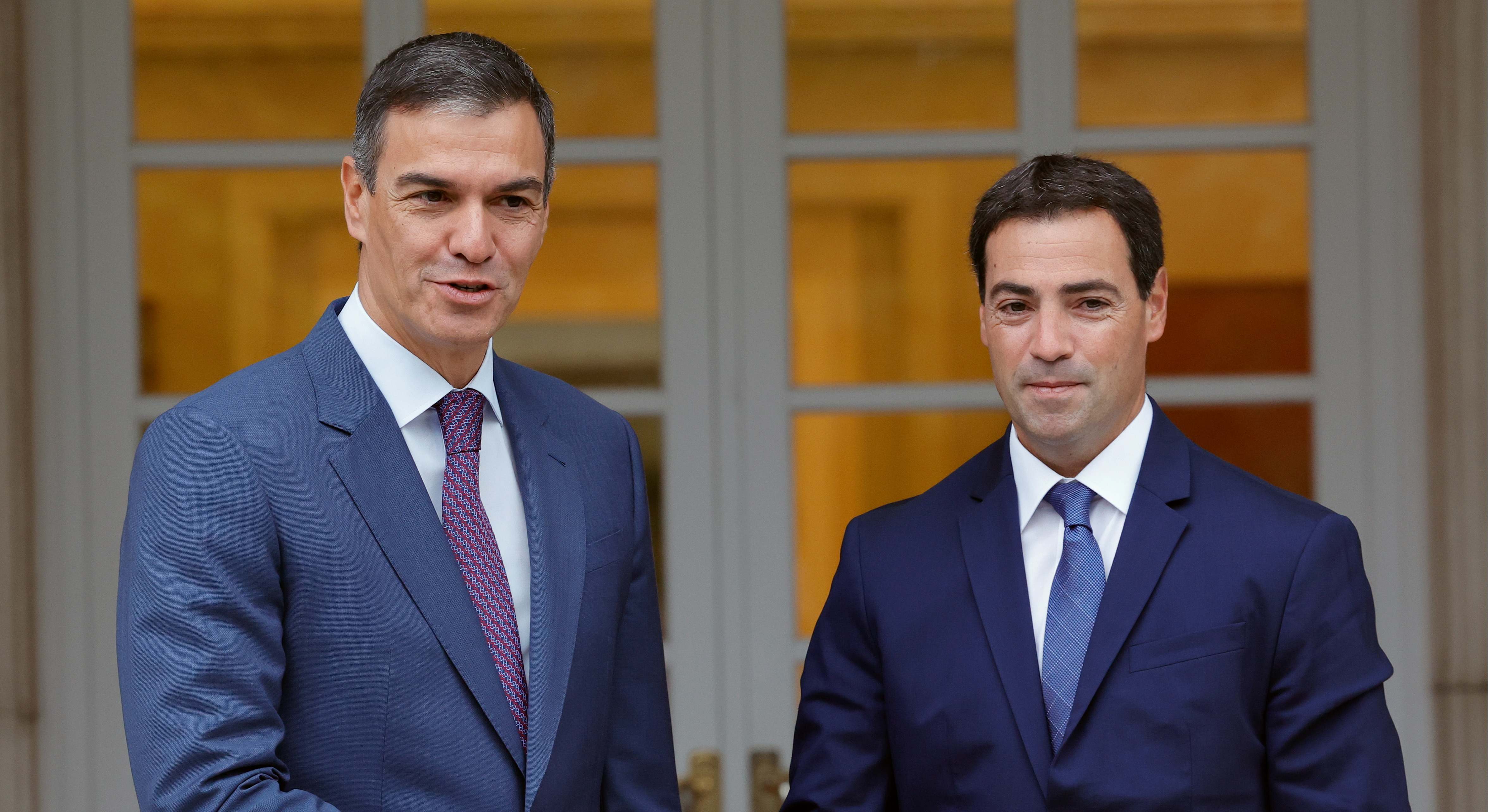 El Lehendakari, Imanol Pradales, junto al presidente del Gobierno, Pedro Sánchez