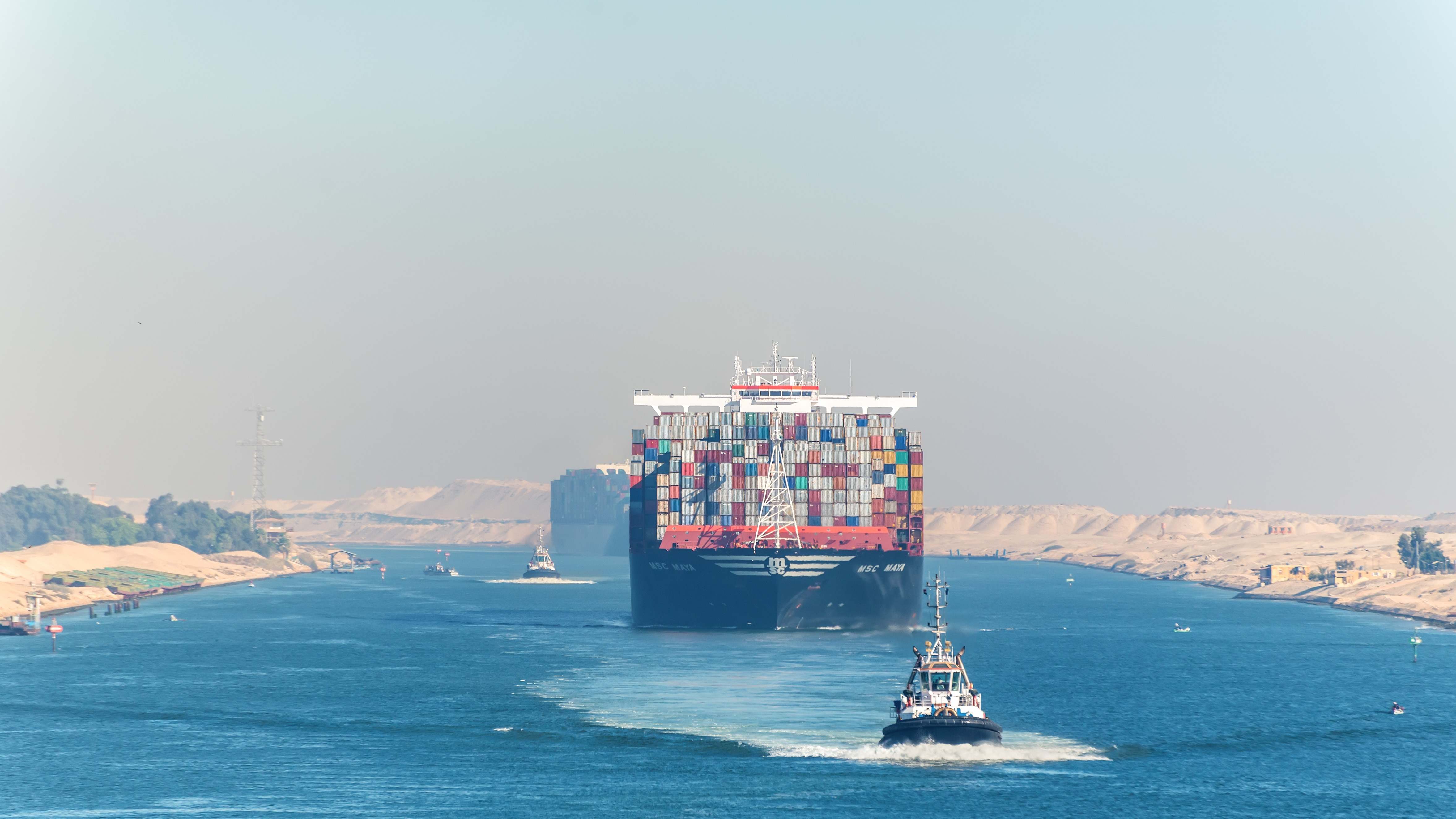 carguero atraviesa el canal de suez