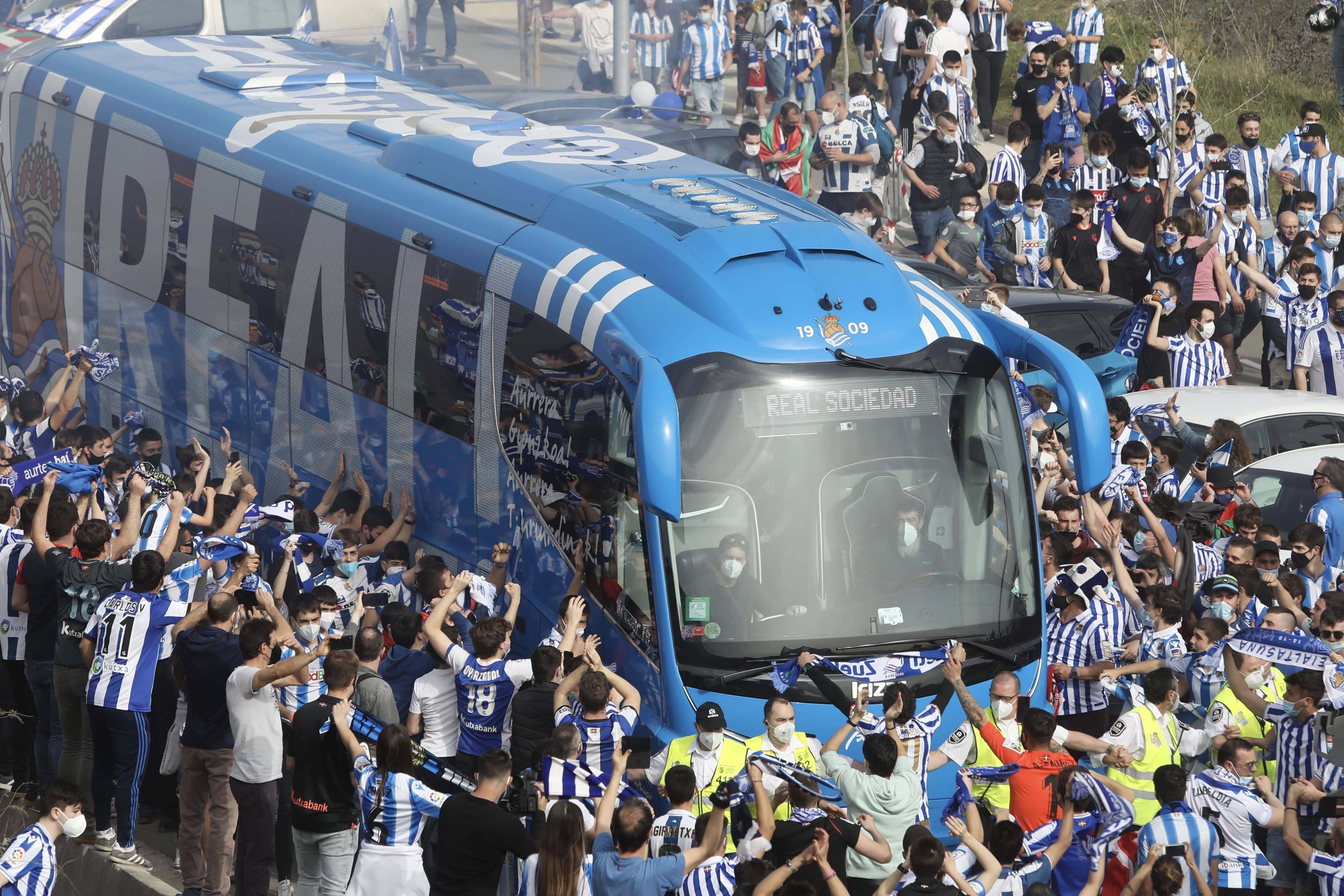 Imagen de archivo de hinchas de la Real Sociedad junto al autobús oficial. Foto: Javi Colmenero / EP.