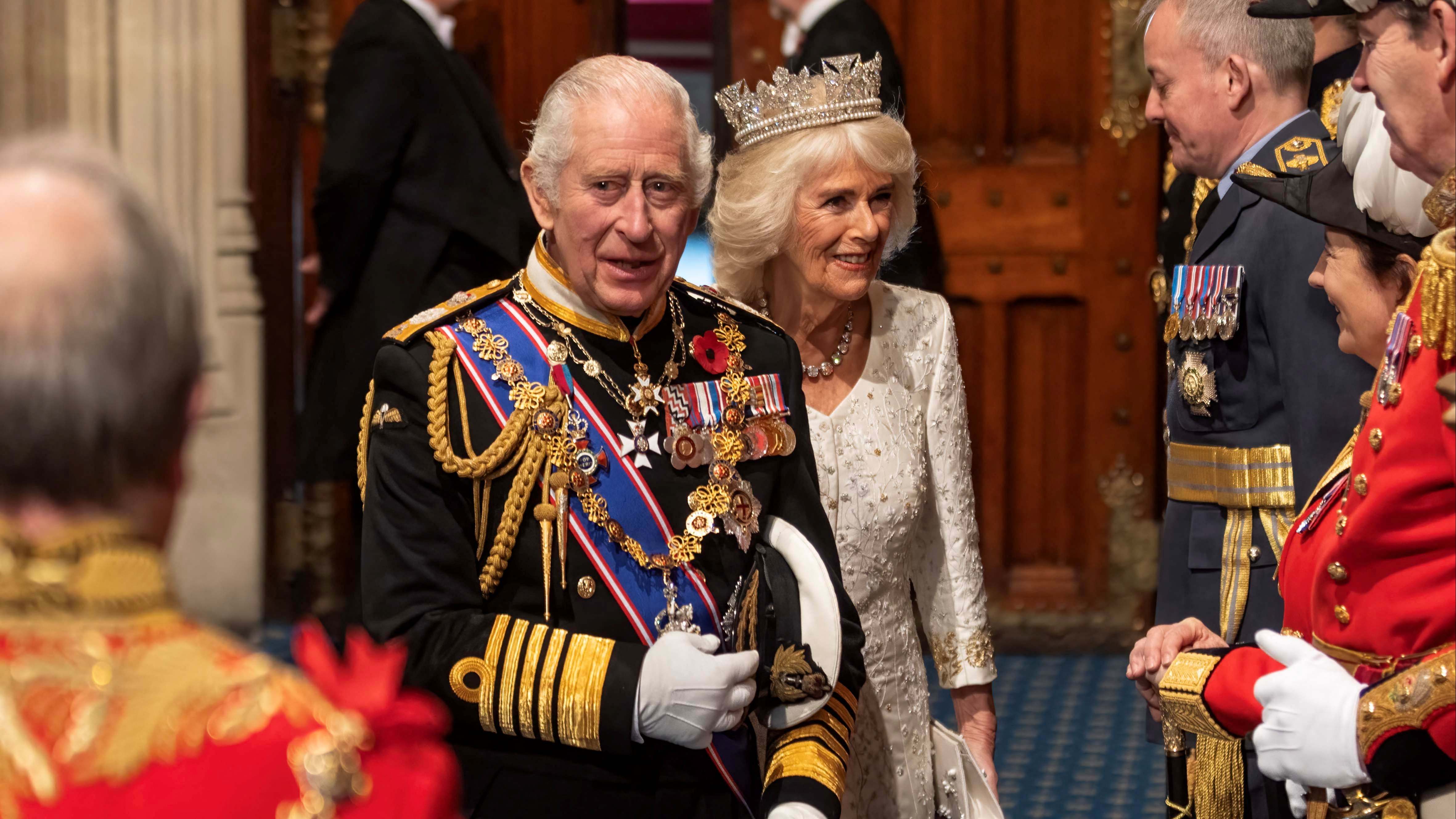 El rey Carlos III y la reina Camilla, en la Cámara de los Lores.