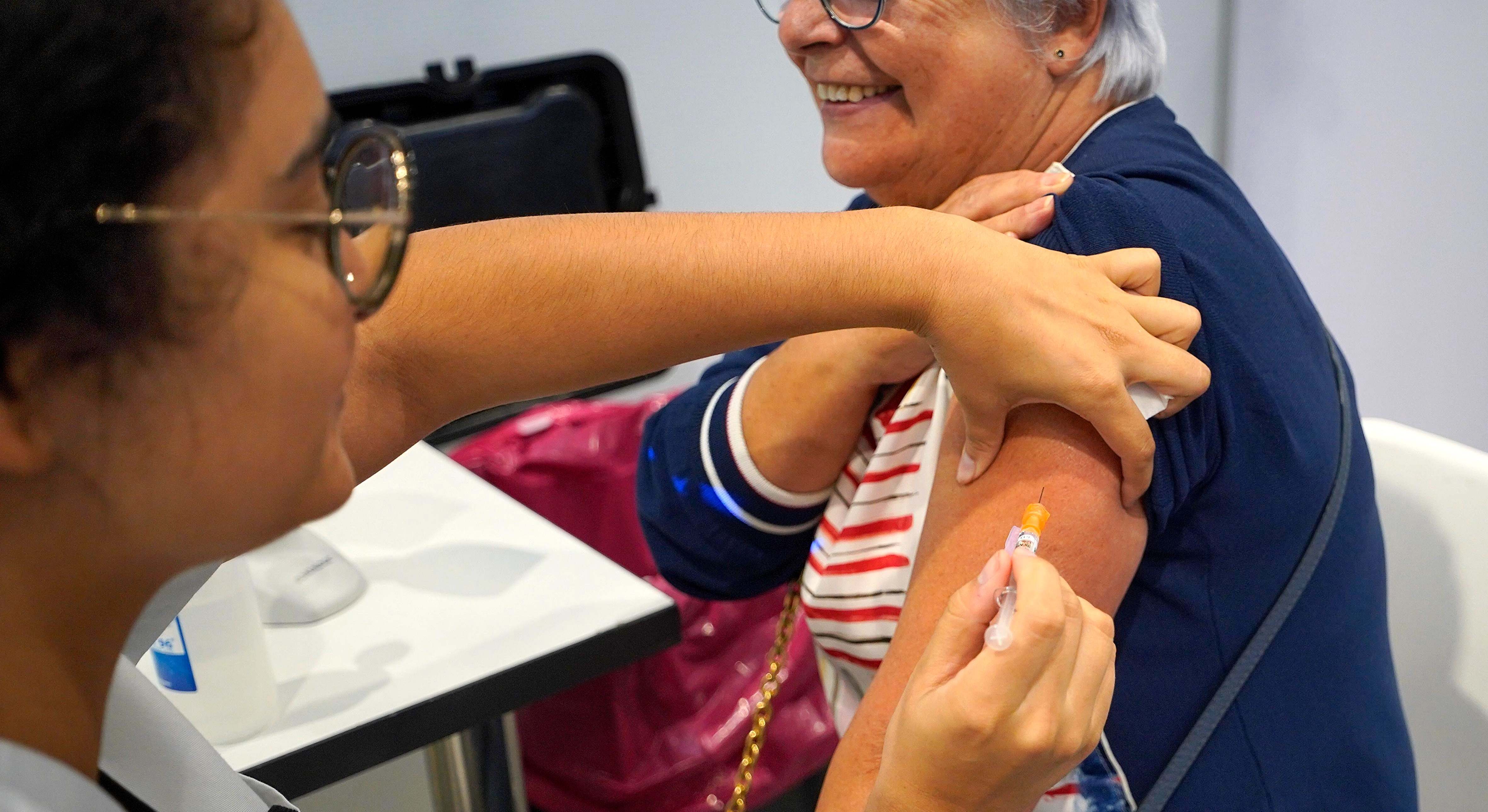 Una mujer se vacuna el día de apertura del Instituto Feiral de Vigo (Ifevi) para la doble inmunización frente al COVID y la gripe, a 26 de octubre de 2023,