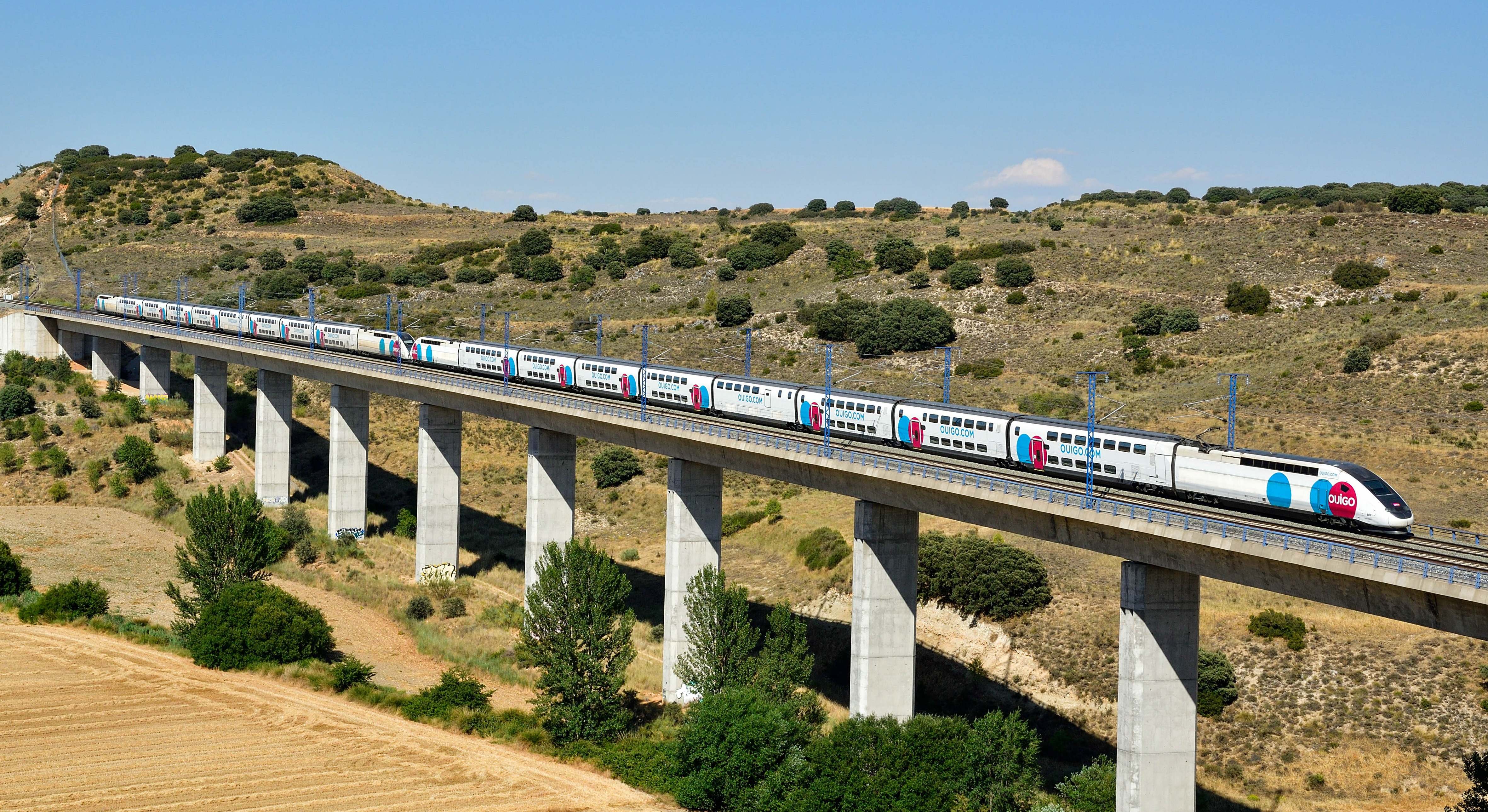Tren de Ouigo a su paso por Los Santos de la Humosa (Madrid). / Foto: Cesare Sapienza