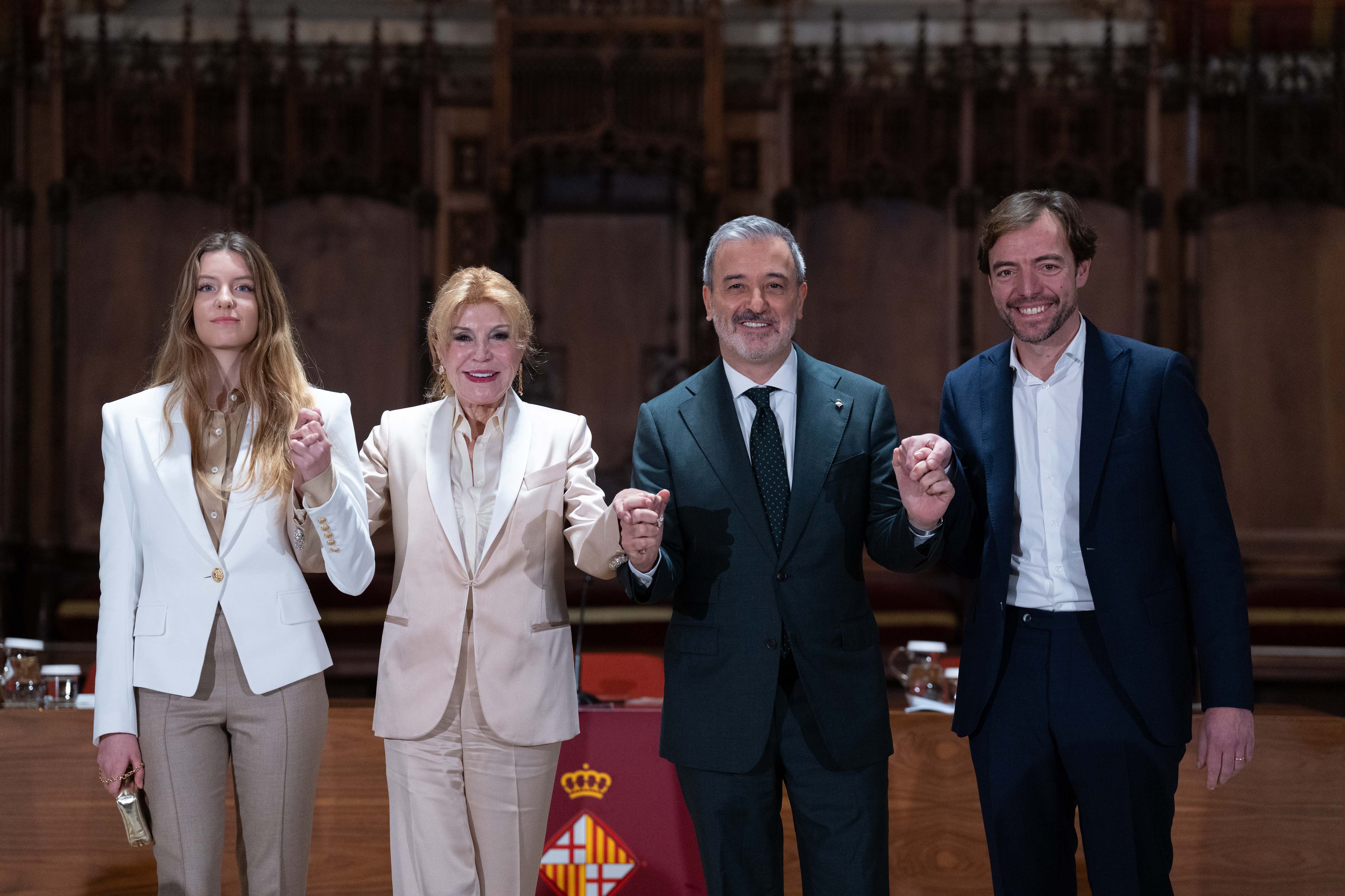 De izquierda a derecha: la hija de la baronesa María del Carmen Cervera; la baronesa Thyssen-Bornemisza, Carmen Thyssen; el alcalde de Barcelona, Jaume Collboni, y el presidente y CEO de Stoneweg, Jaume Sabater. EE