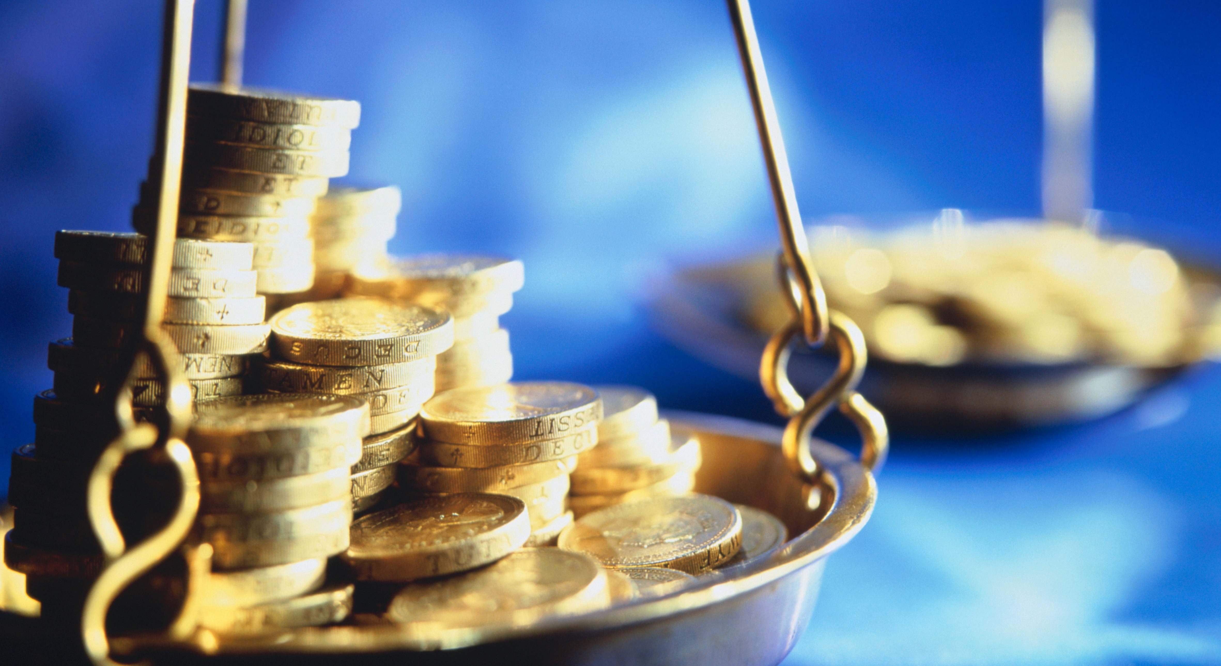 dinero en una balanza