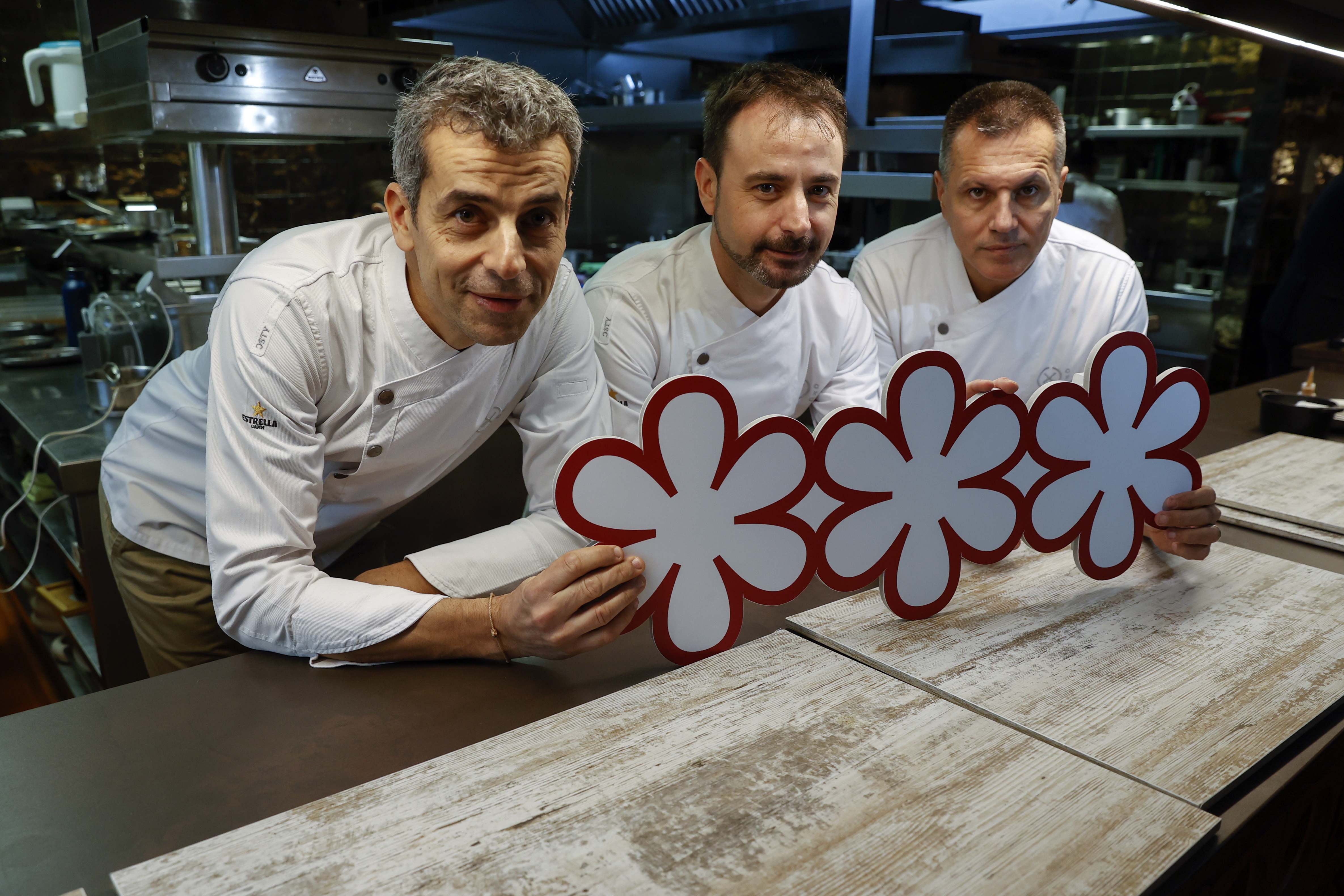 Los cocineros del restaurante "Disfrutar" de Barcelona, Oriol Castro, Eduard Xatruch y Mateu Casañas.