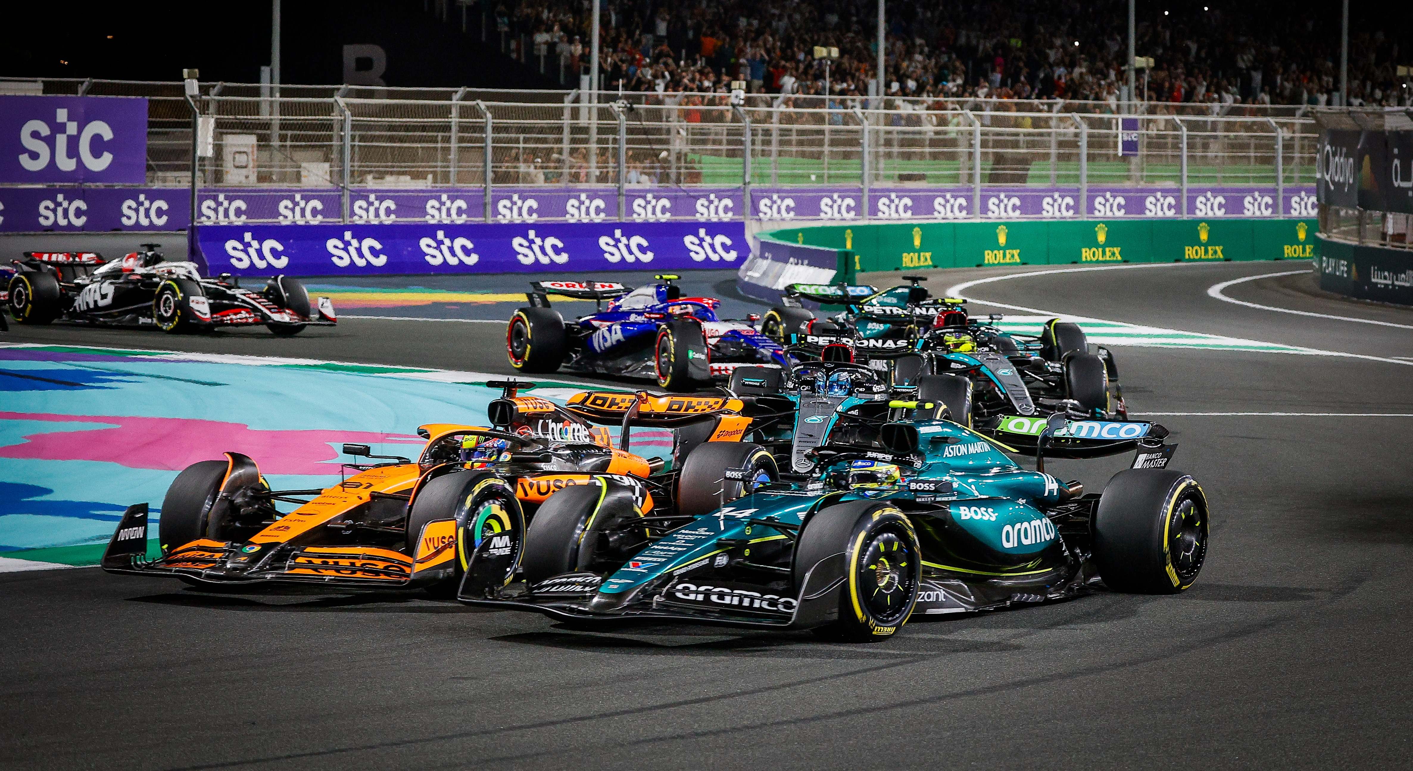 Fernando Alonso y Oscar Piastri en la salida del GP de Arabia Saudí 2024 de Fórmula 1 