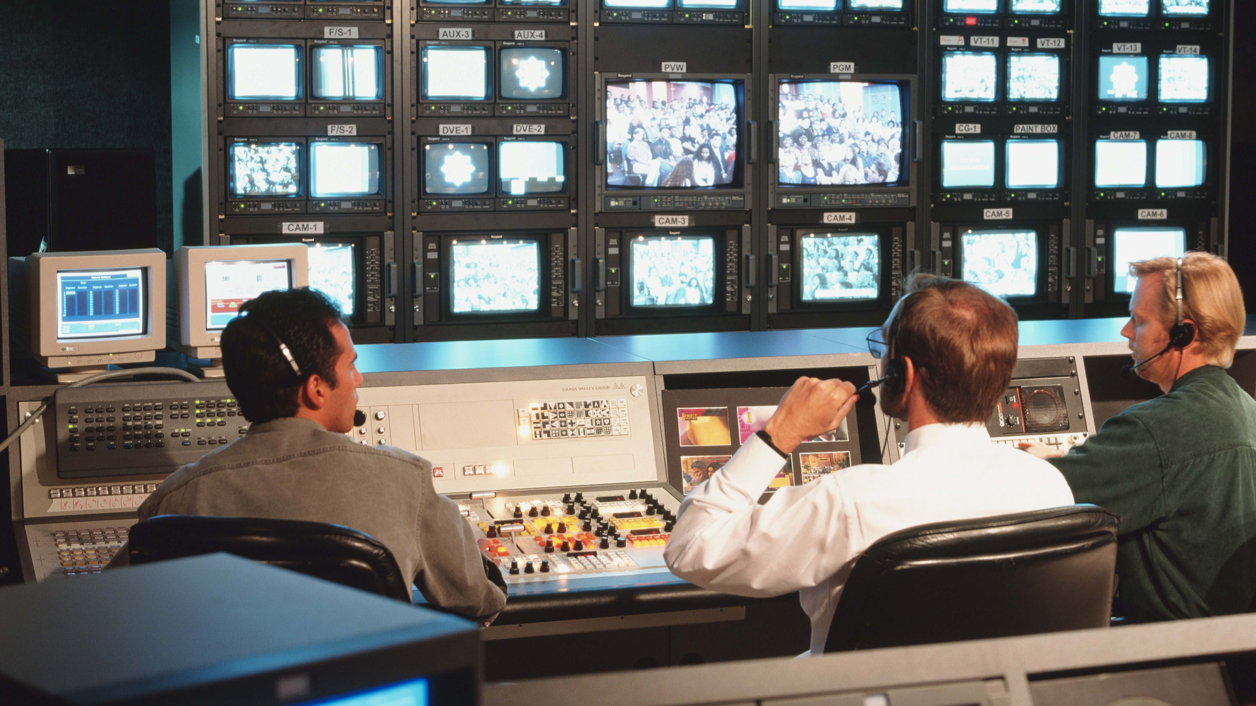 Sala de control de emisión en directo de una televisión.