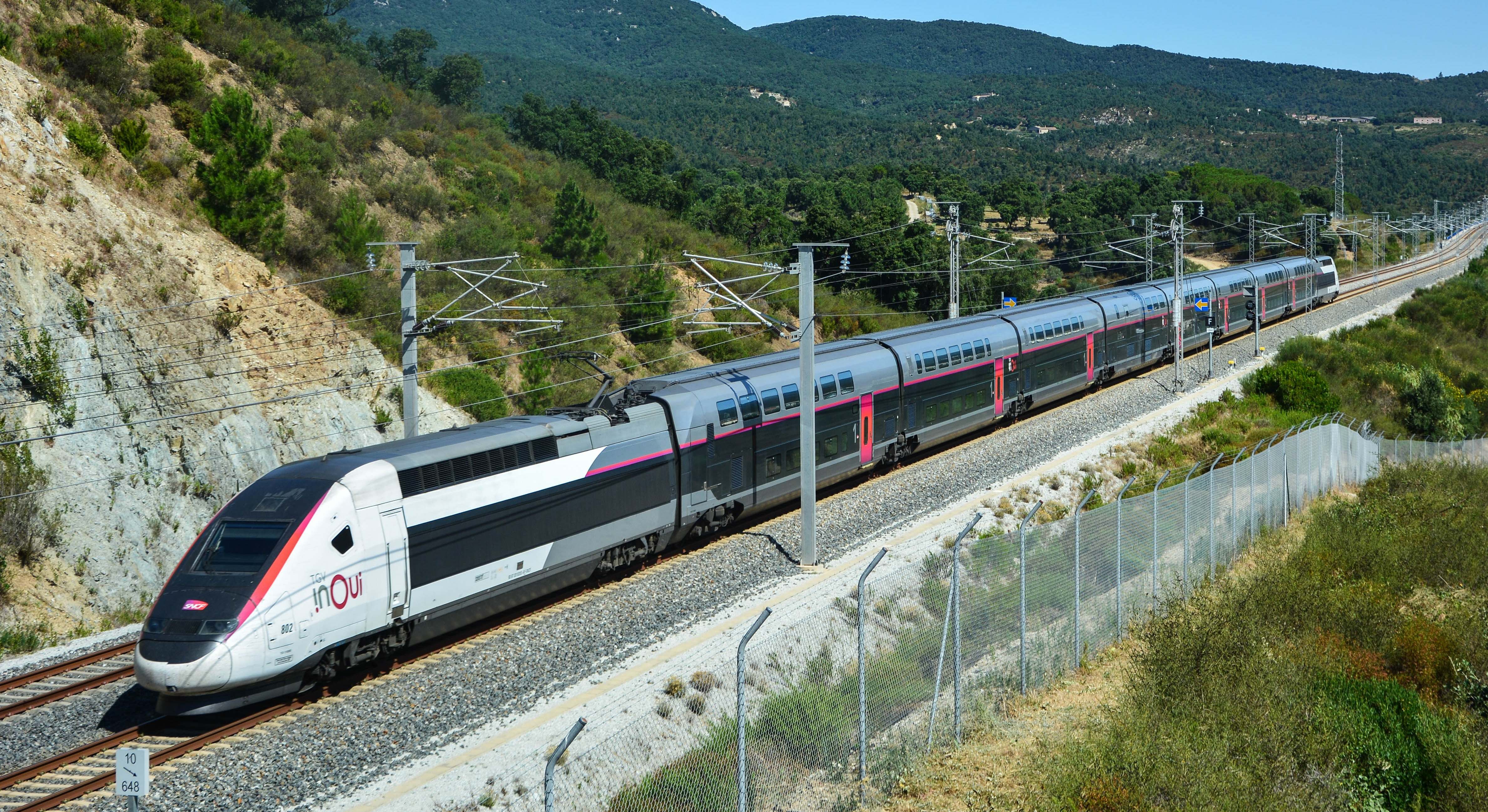 Tren de SNCF circulando por Figueres (Girona). / Foto: Cesare Sapienza