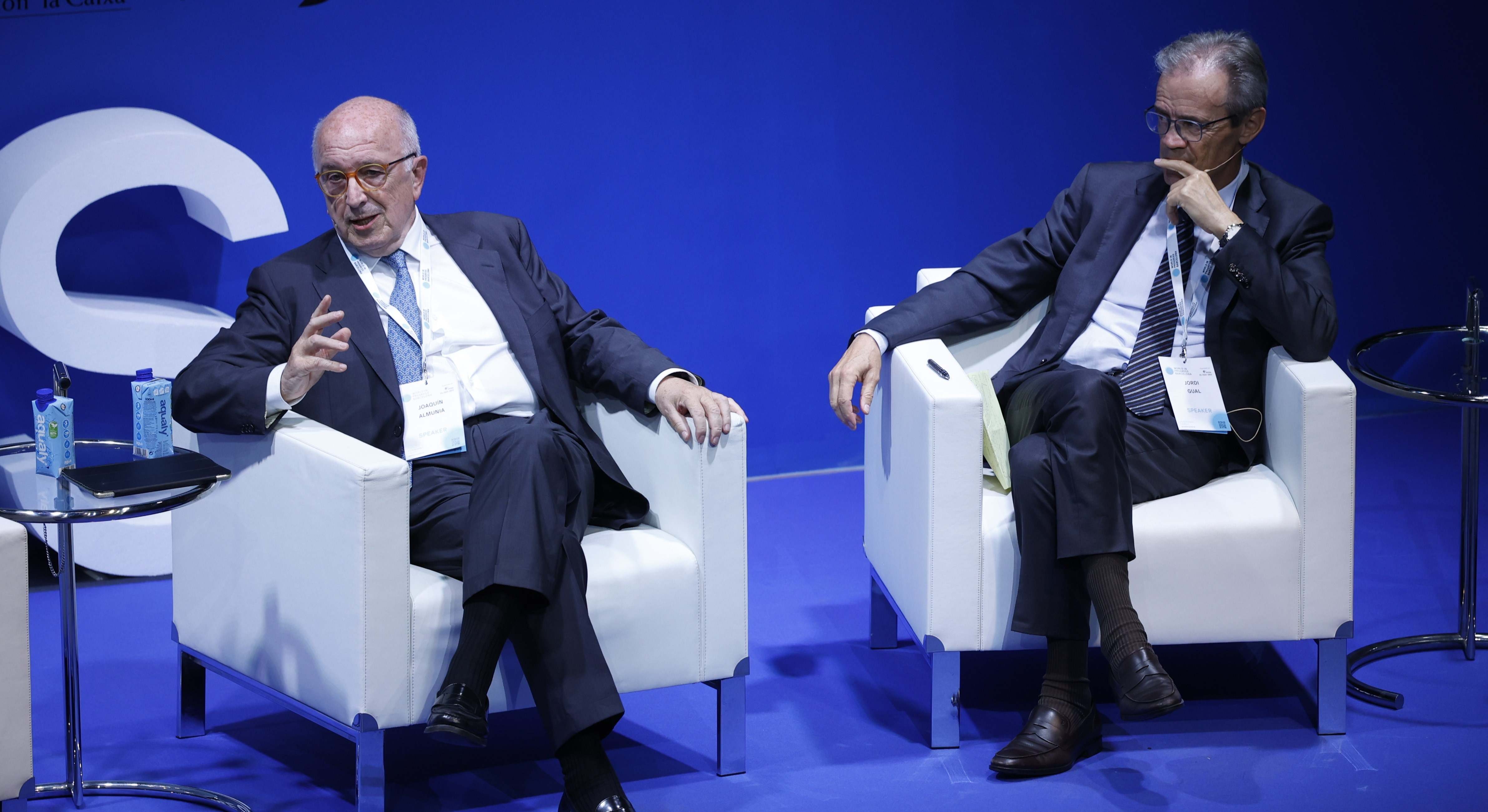 El exministro y ex comisario europeo Joaquín Almunia y el presidente de VidaCaixa, Jordi Gual. Foto: Europa Press
