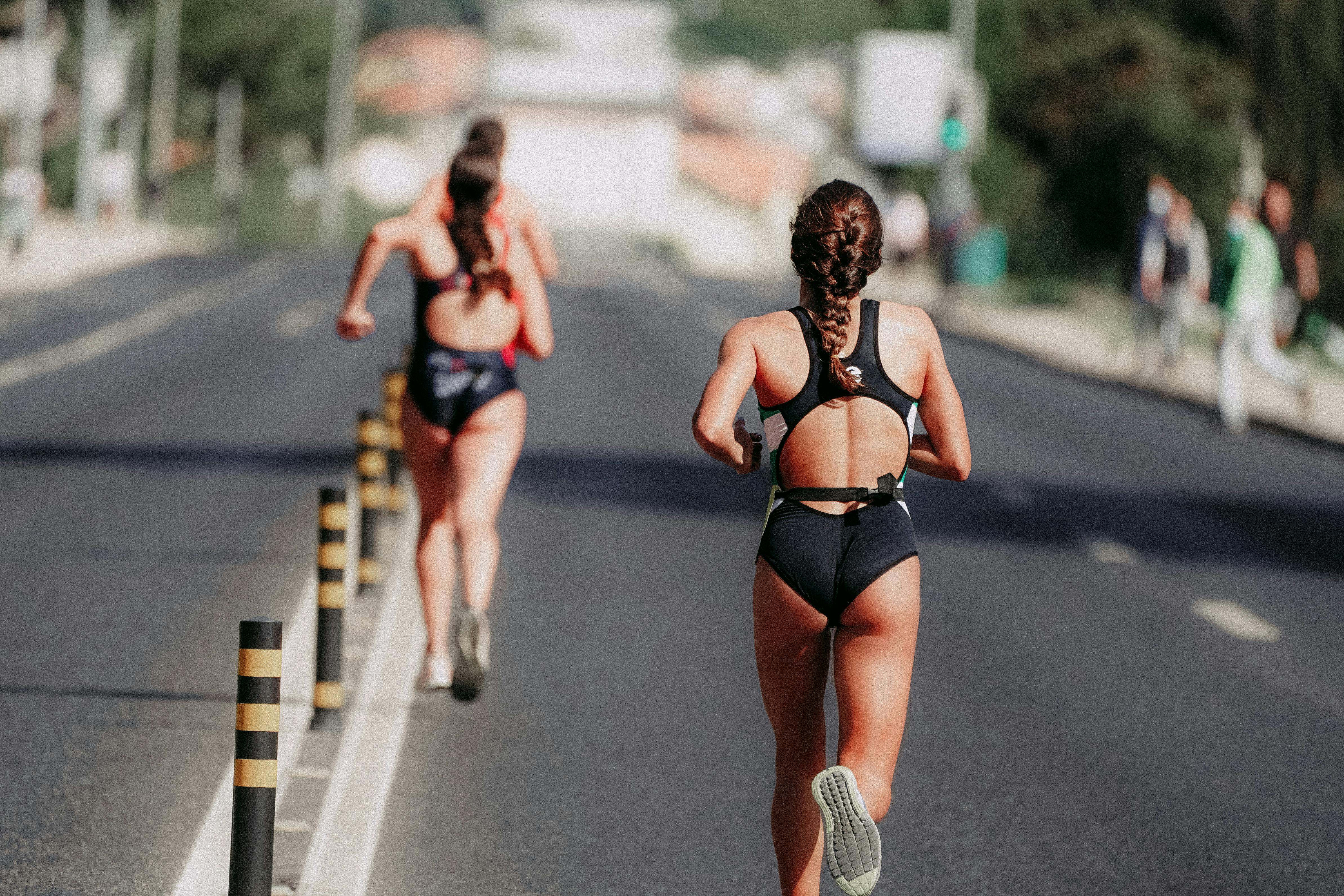 Mujeres practican deporte al aire libre