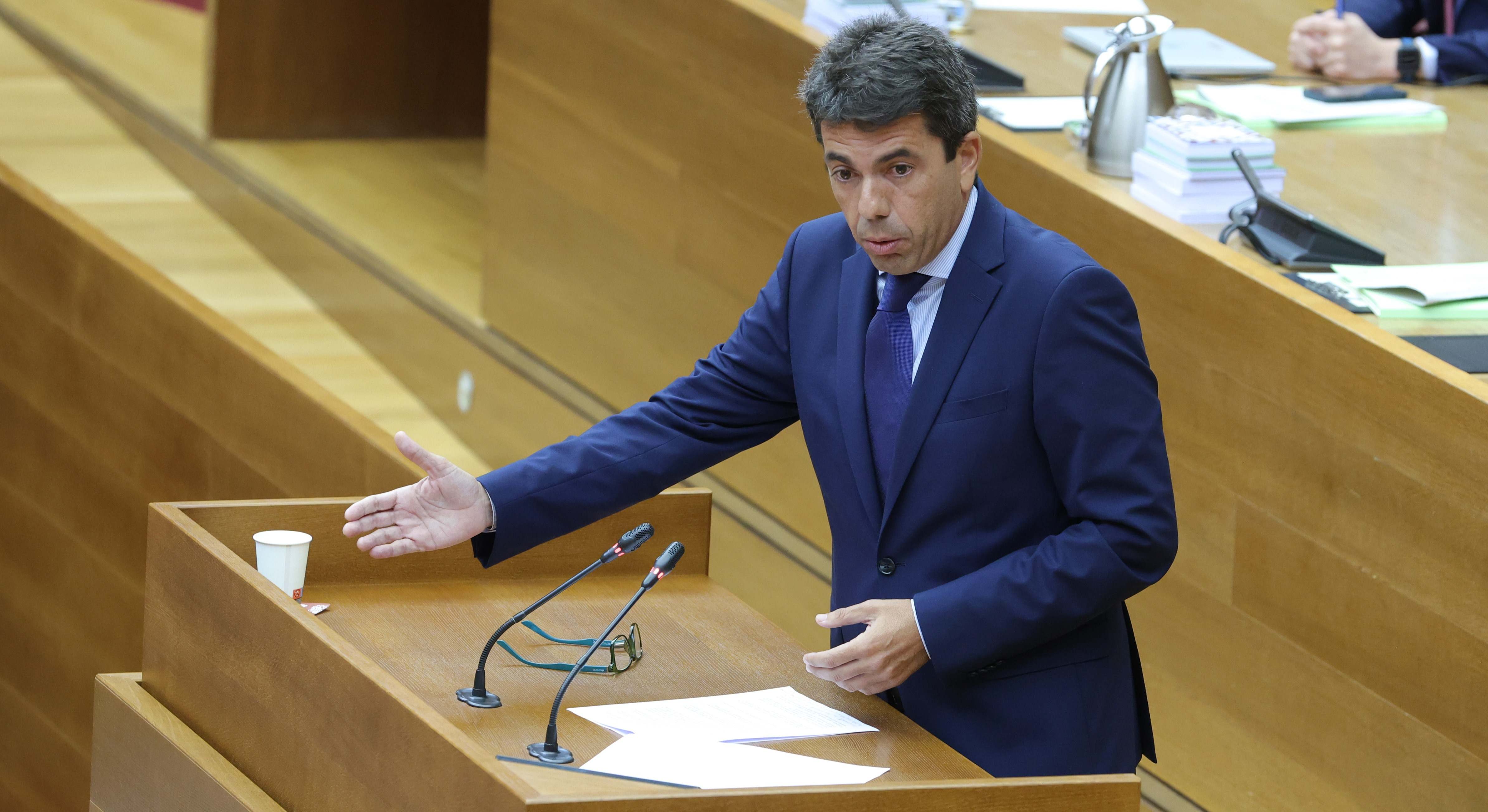 Mazón, en una sesión de control en Les Corts.
