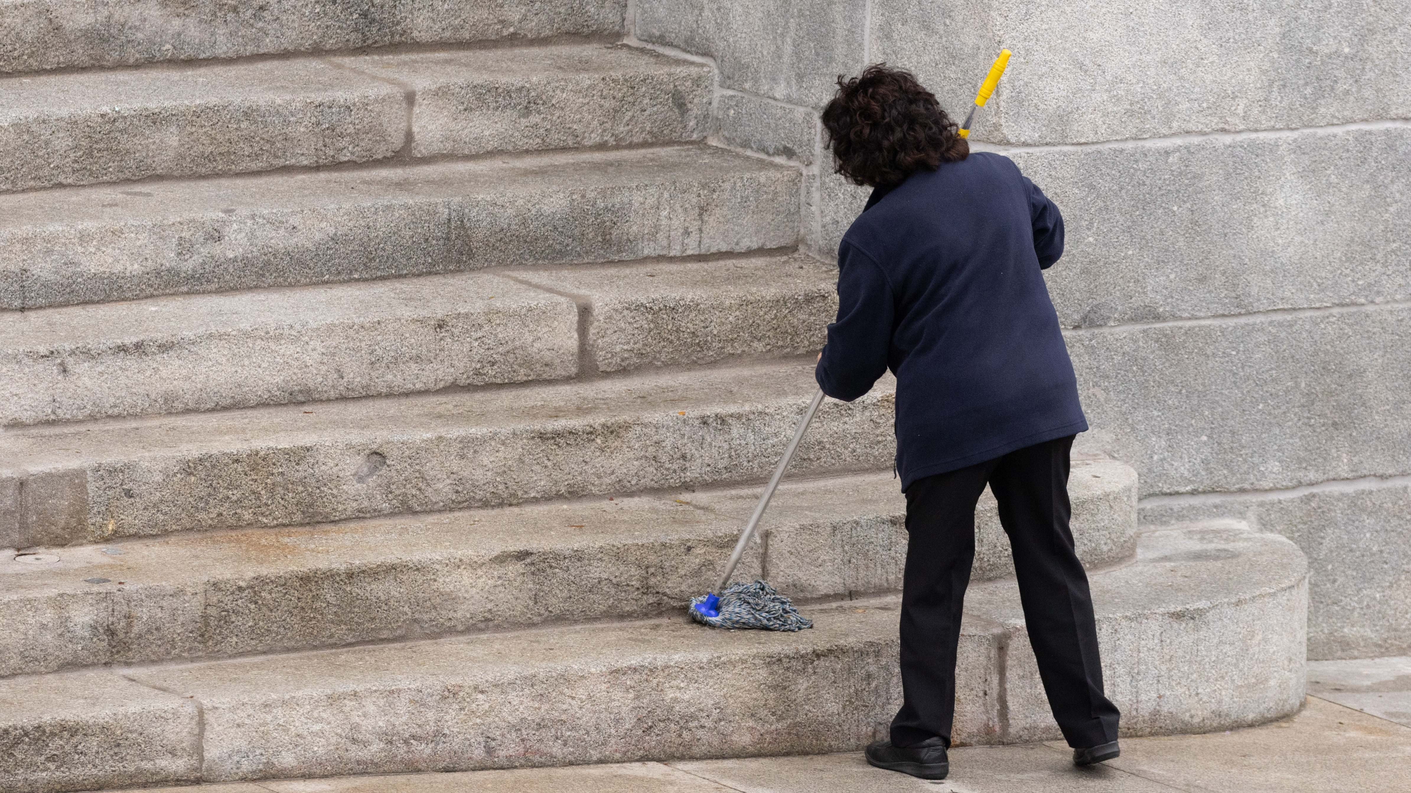 Mujer realizando labores de limpieza. Foto: EP