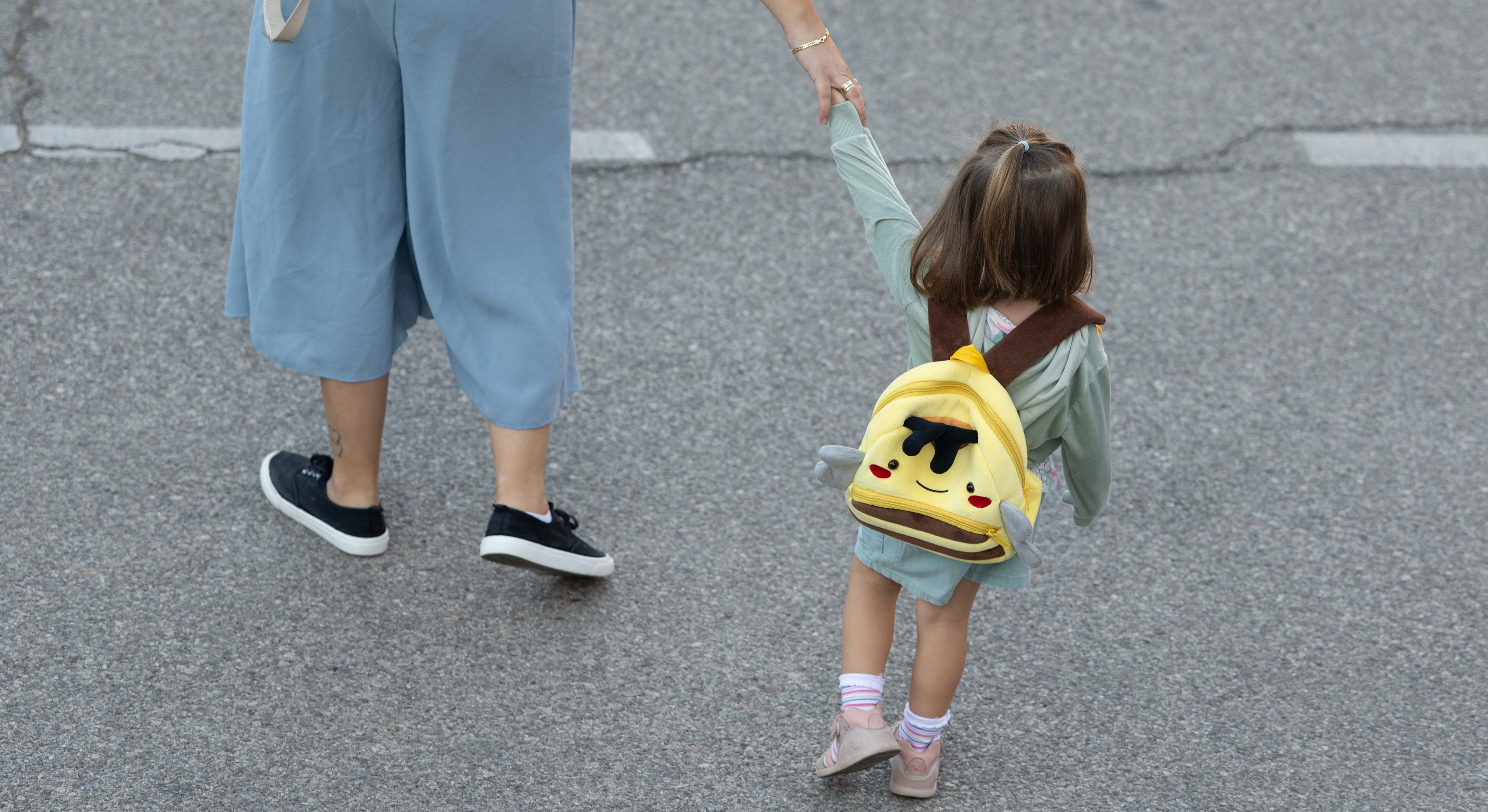 Una mujer con una niña