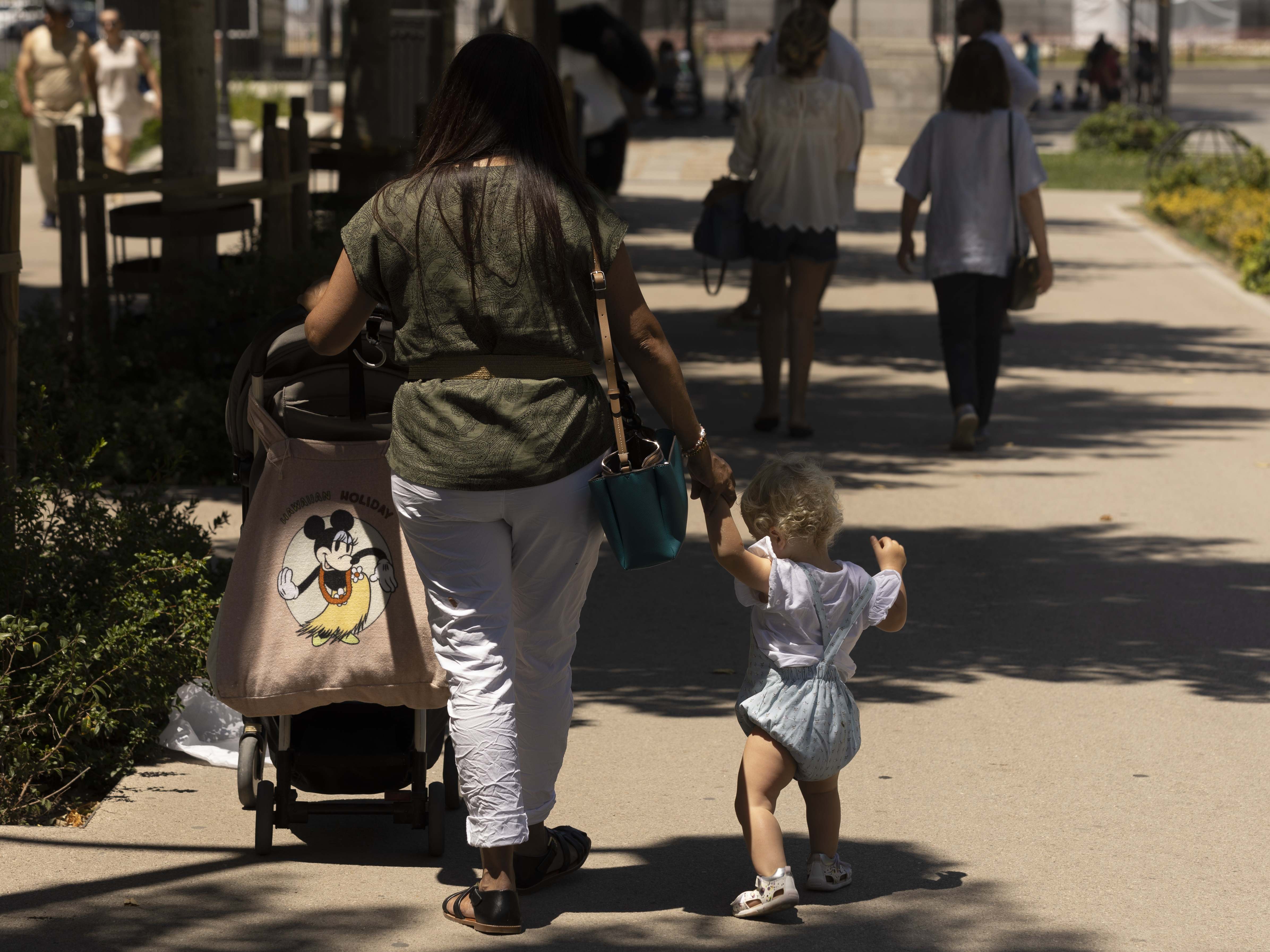 Una familia pasea por el parque de El Retiro, Madrid. Europa Press.