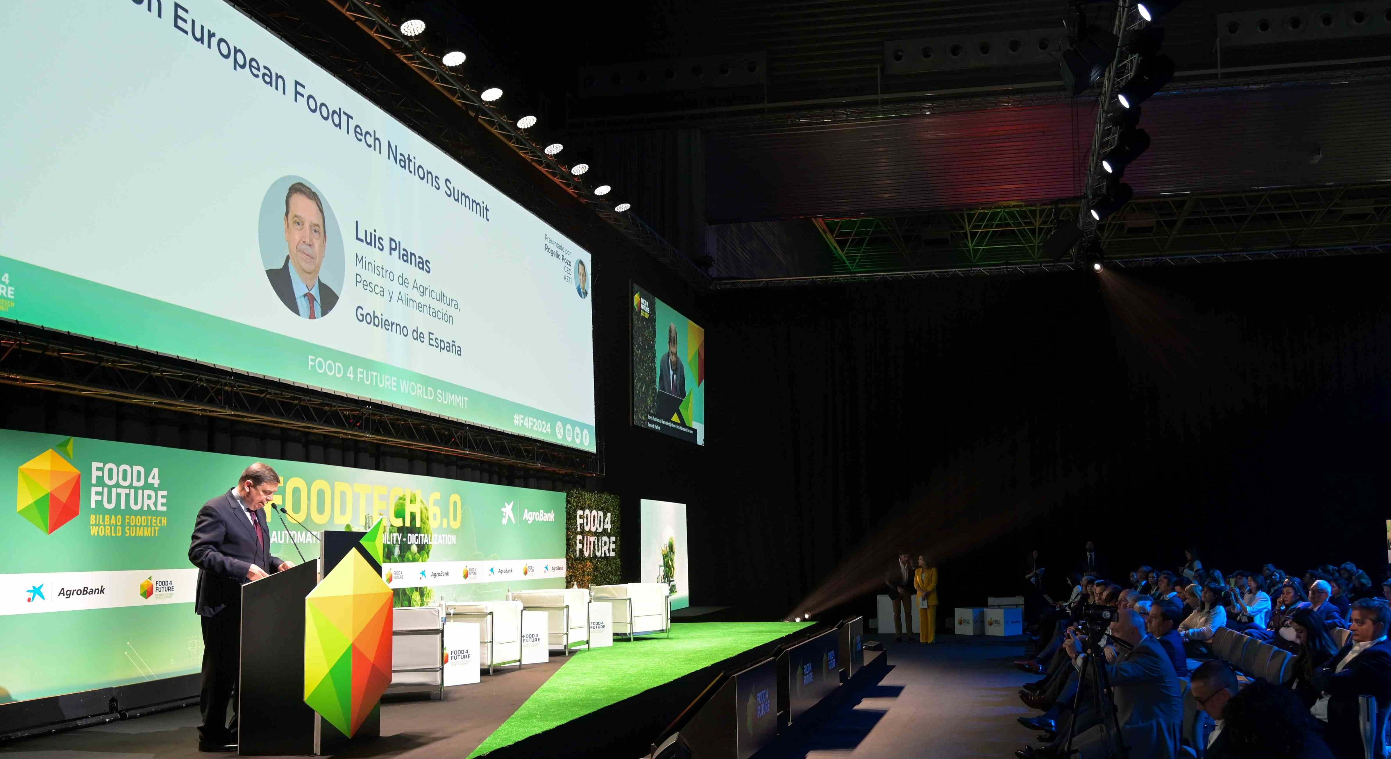 Luis Planas en la feria Food4future en Bilbao.