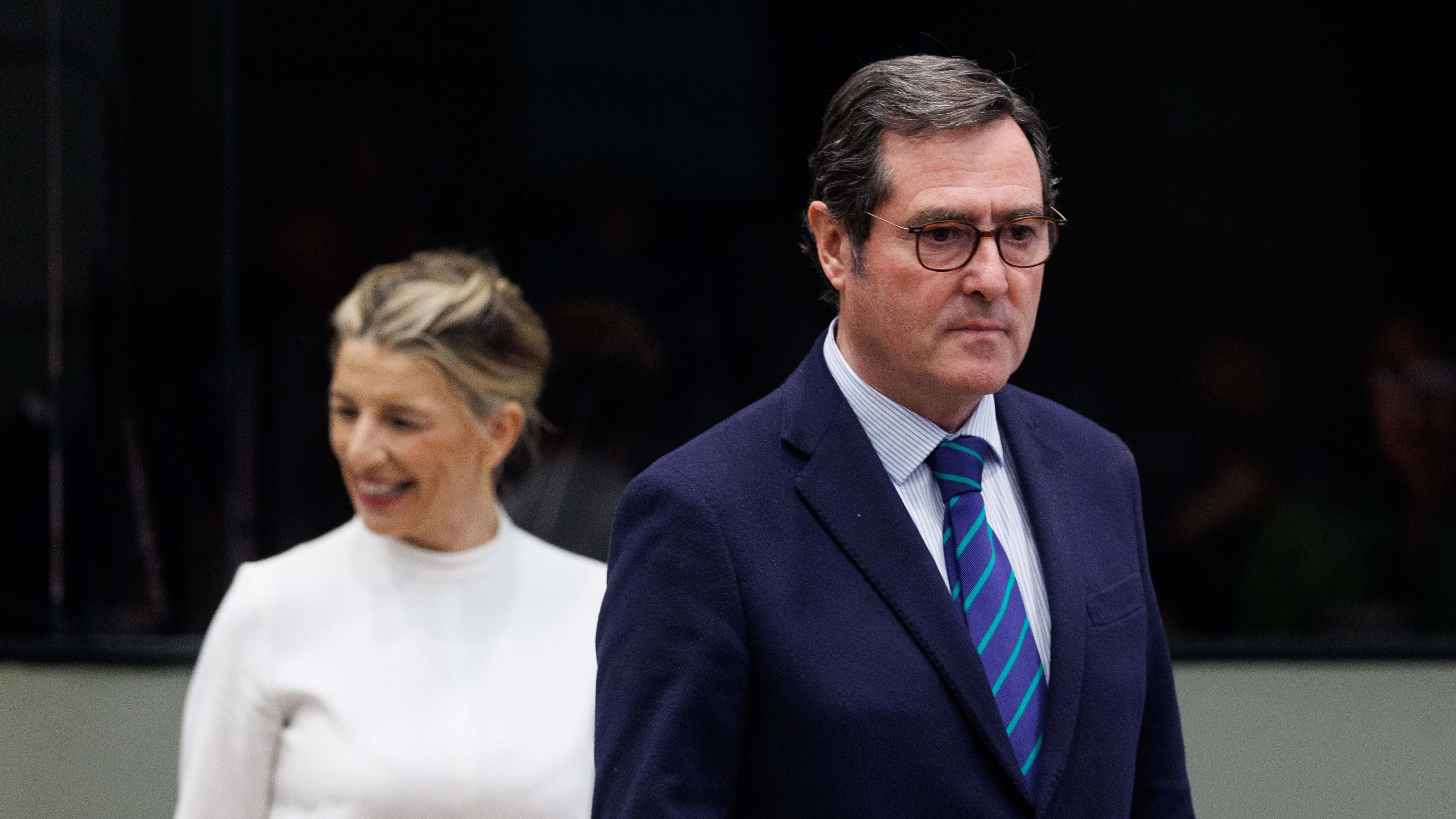 La vicepresidenta segunda de Gobierno, Yolanda Díaz, con el líder de la CEOE, Antonio Garamendi. EP