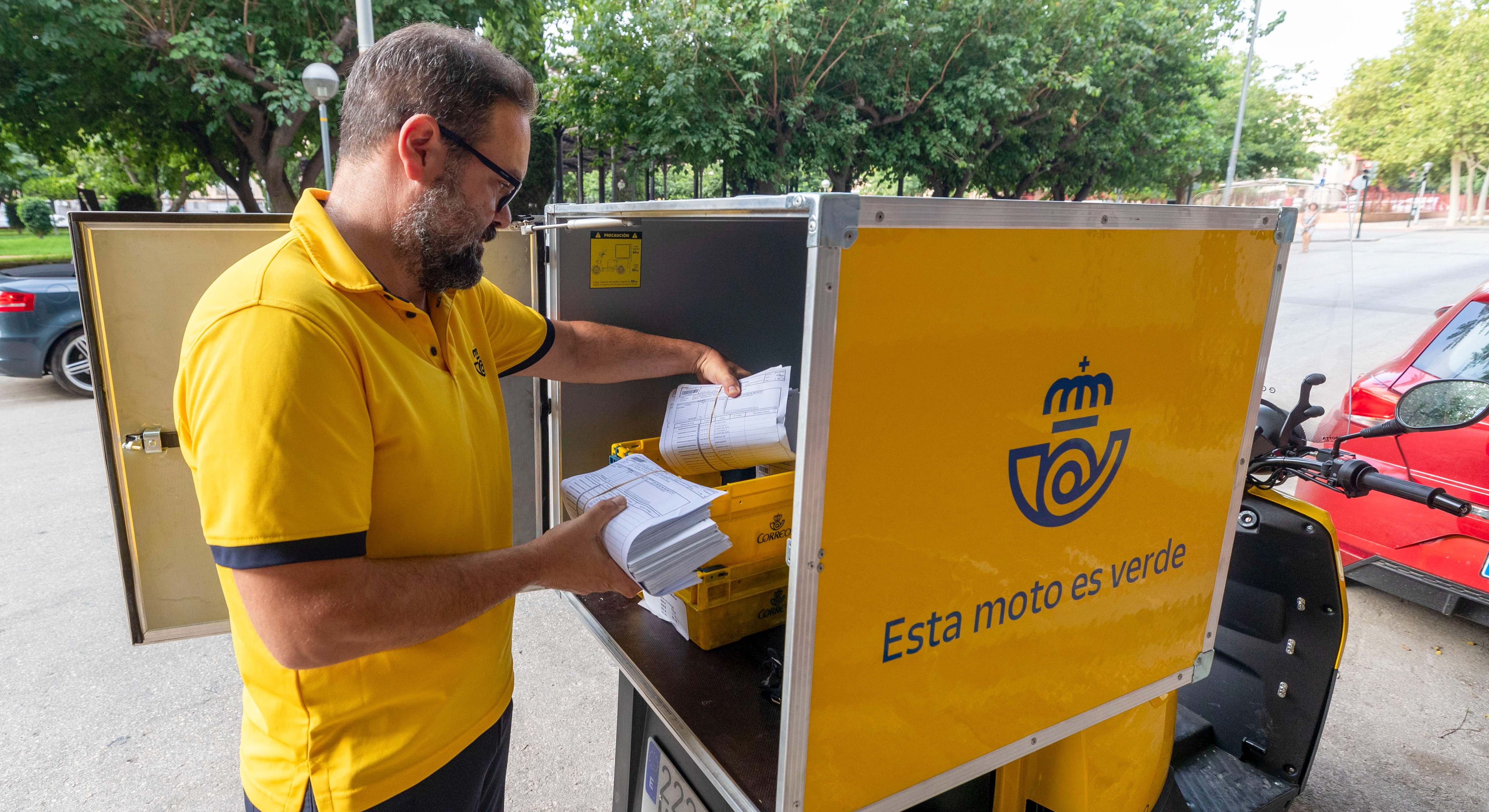 Trabajador de Correos en reparto. / Foto: EFE - Marcial Guillen
