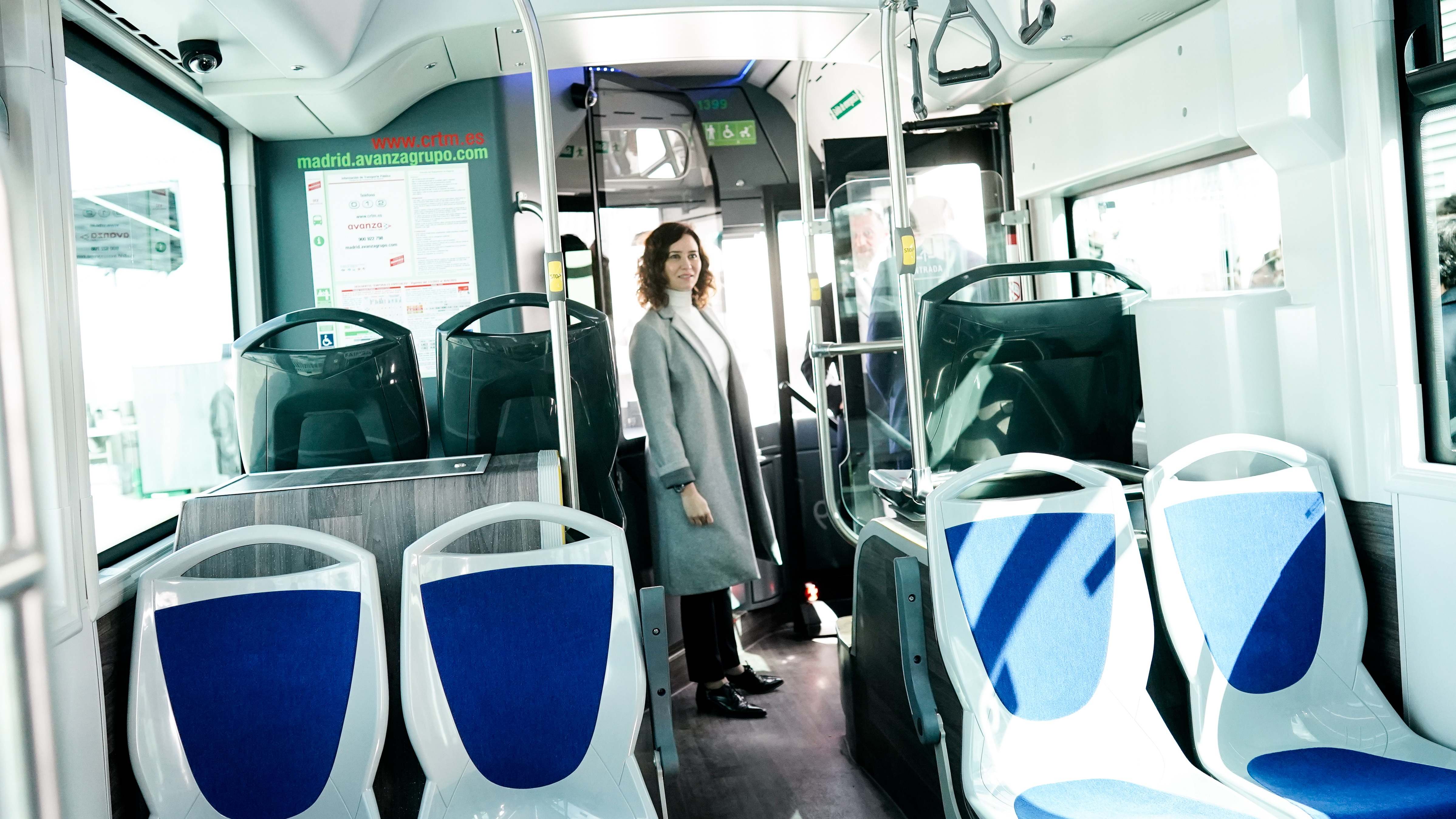 Isabel Díaz Ayuso en un autobús. / Comunidad de Madrid