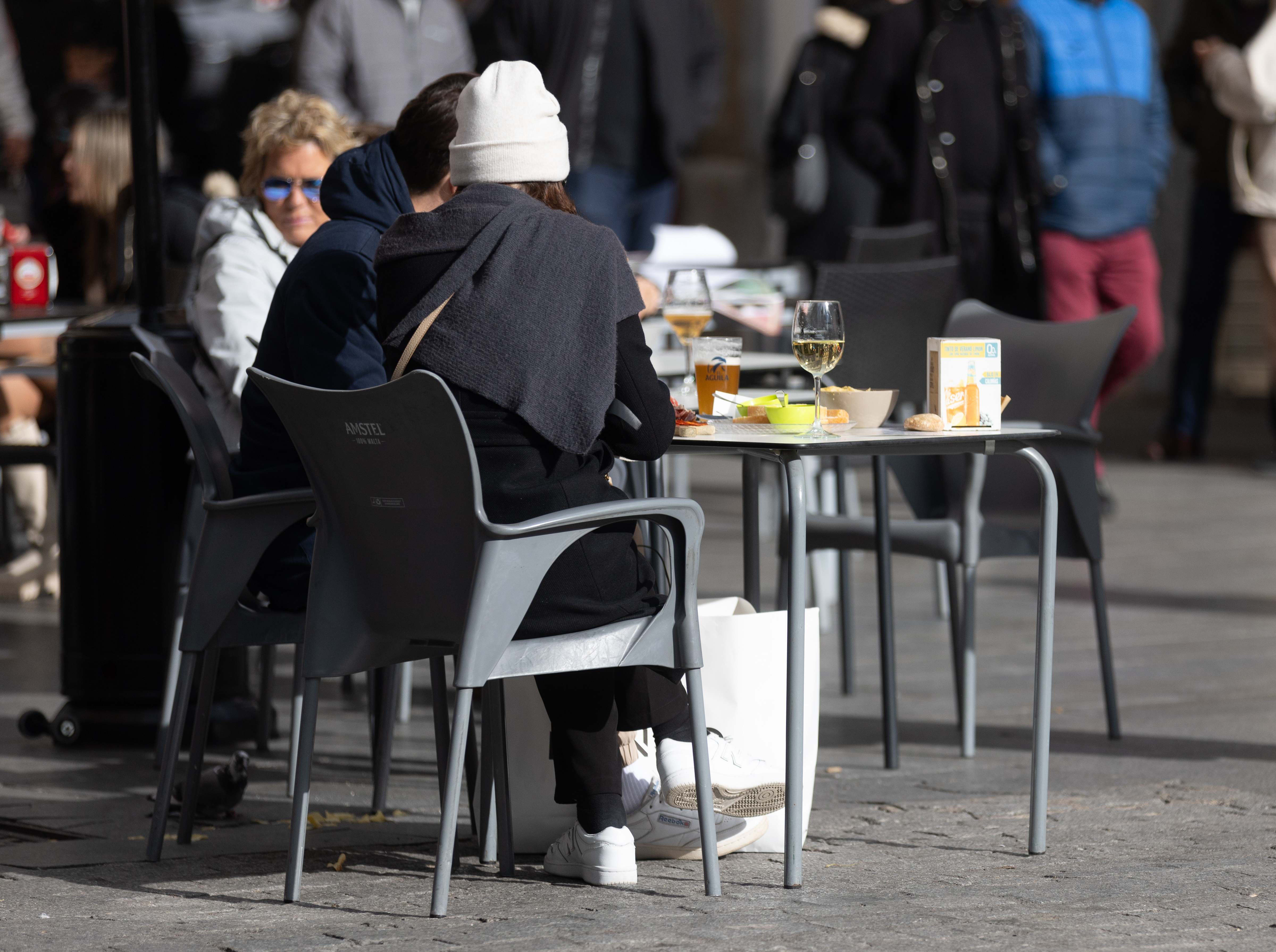 Terraza de un bar con clientes