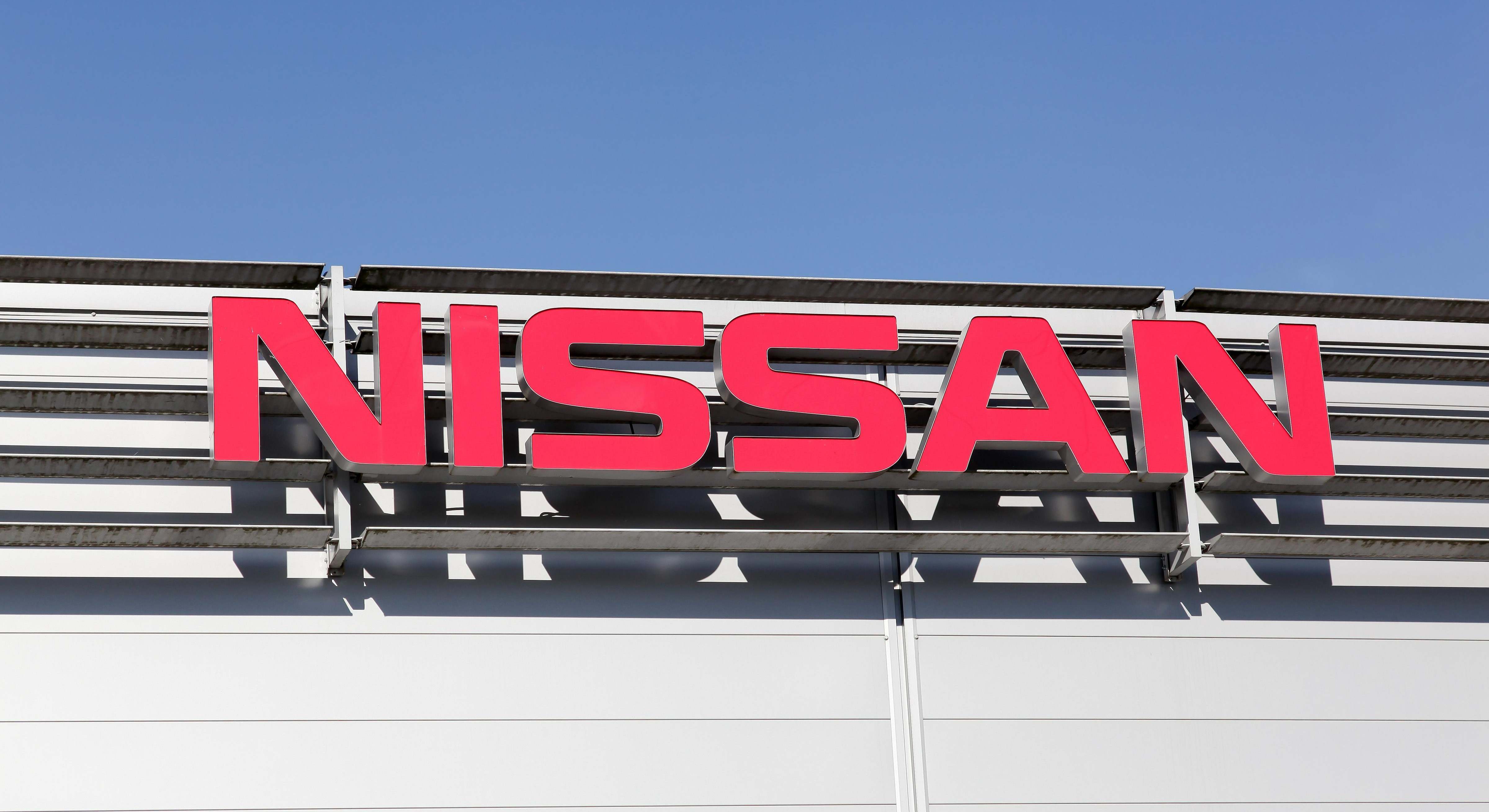El logo de Nissan a la entrada de un concesionario | Alamy