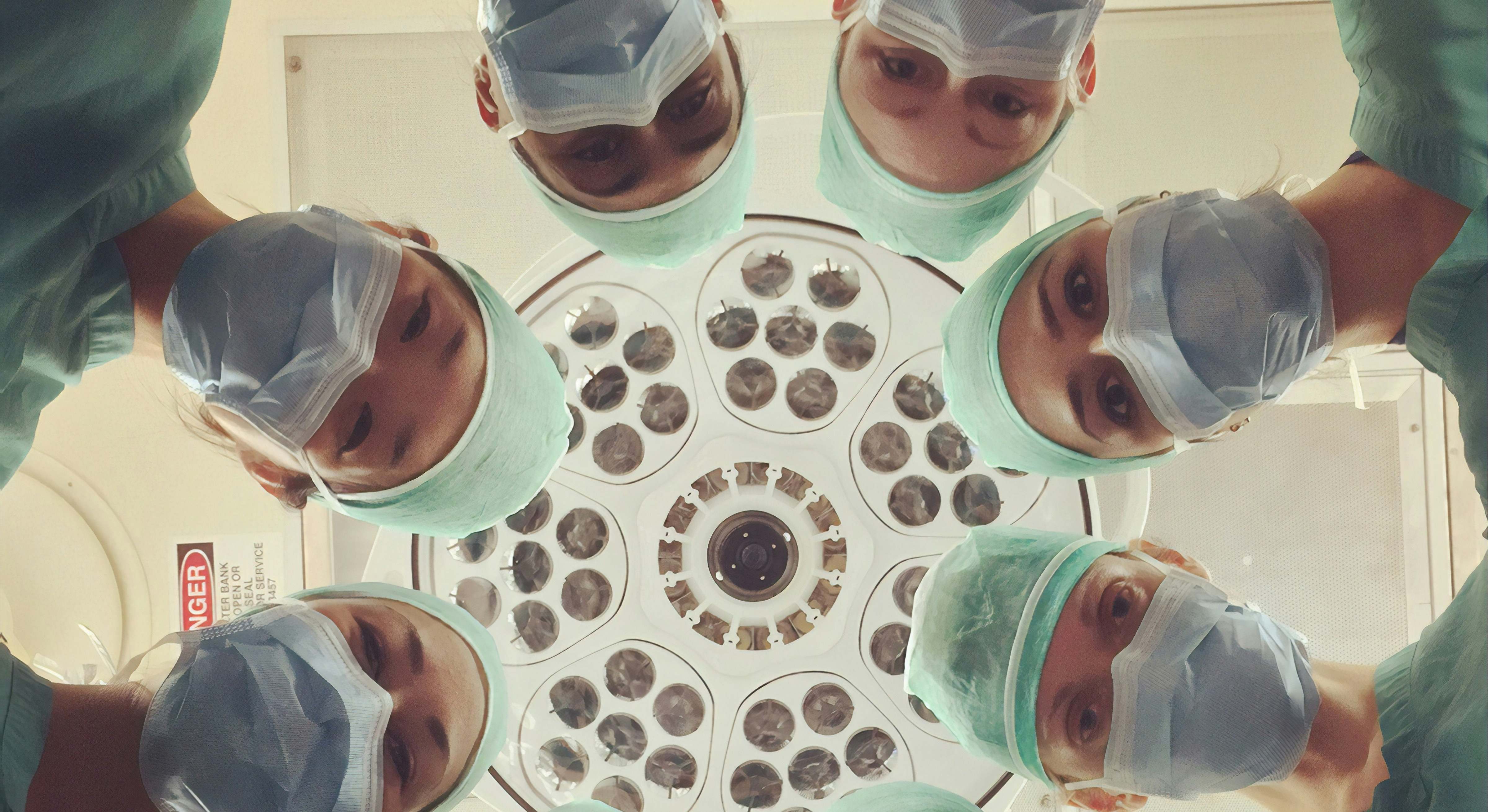 Varios médicos se preparan para atender a un paciente