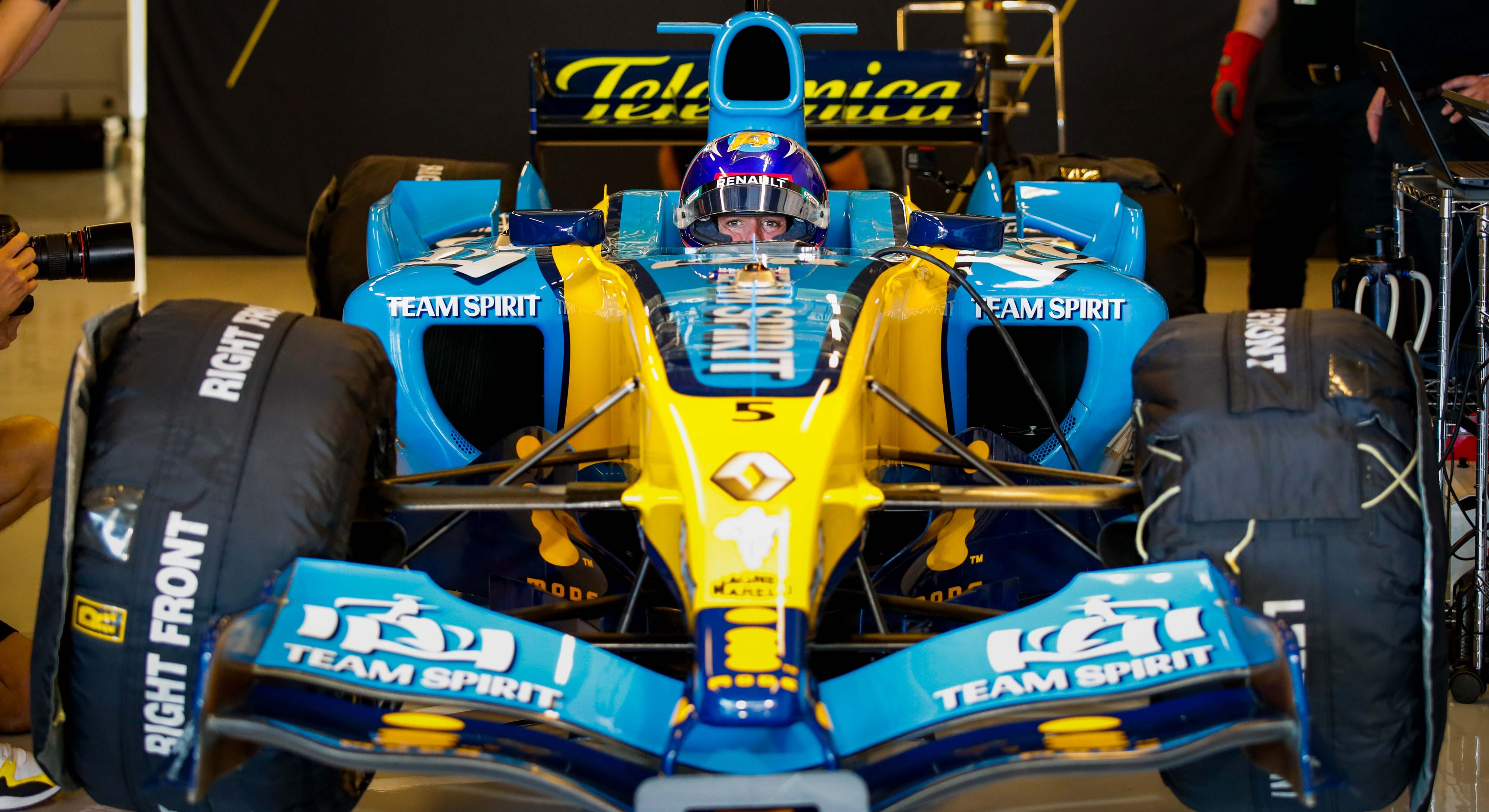 Fernando Alonso pilotando su antiguo Renault R25 de 2005