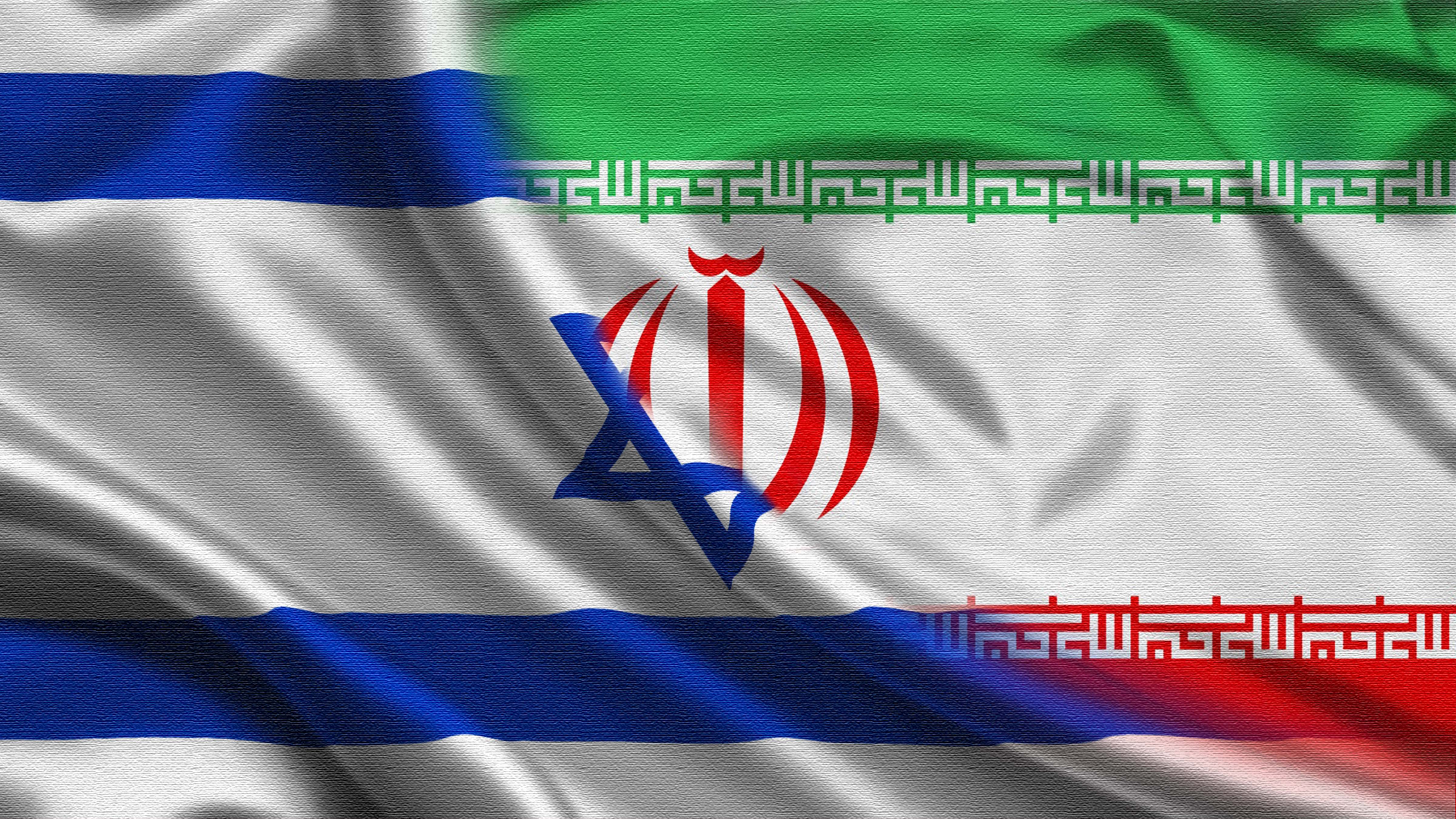 Una bandera de Israel se cruza con una de Irán