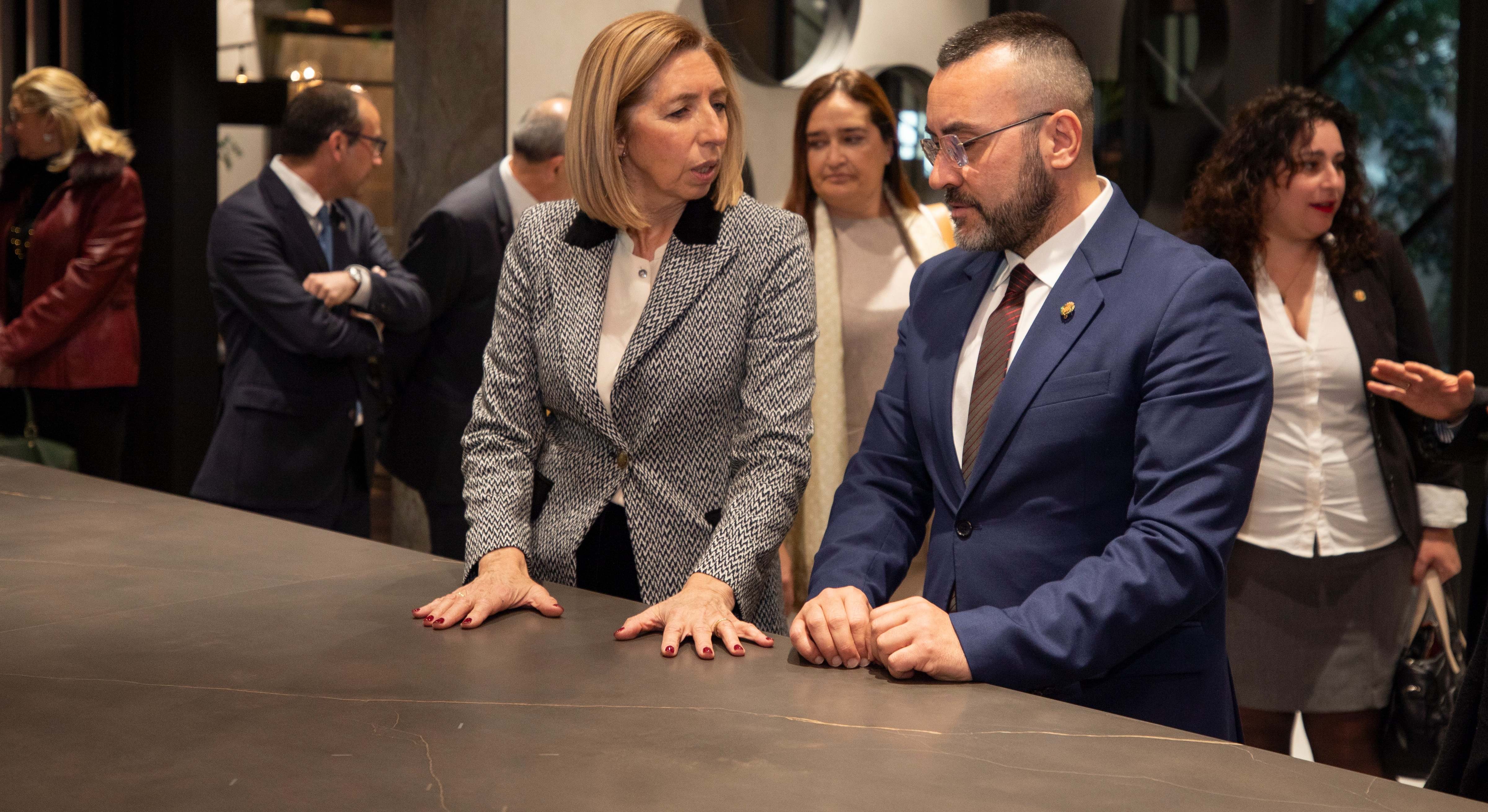 María José Soriano, consejera delegada de Porcelanosa, con el alcalde de Vila-real, José Benlloch.