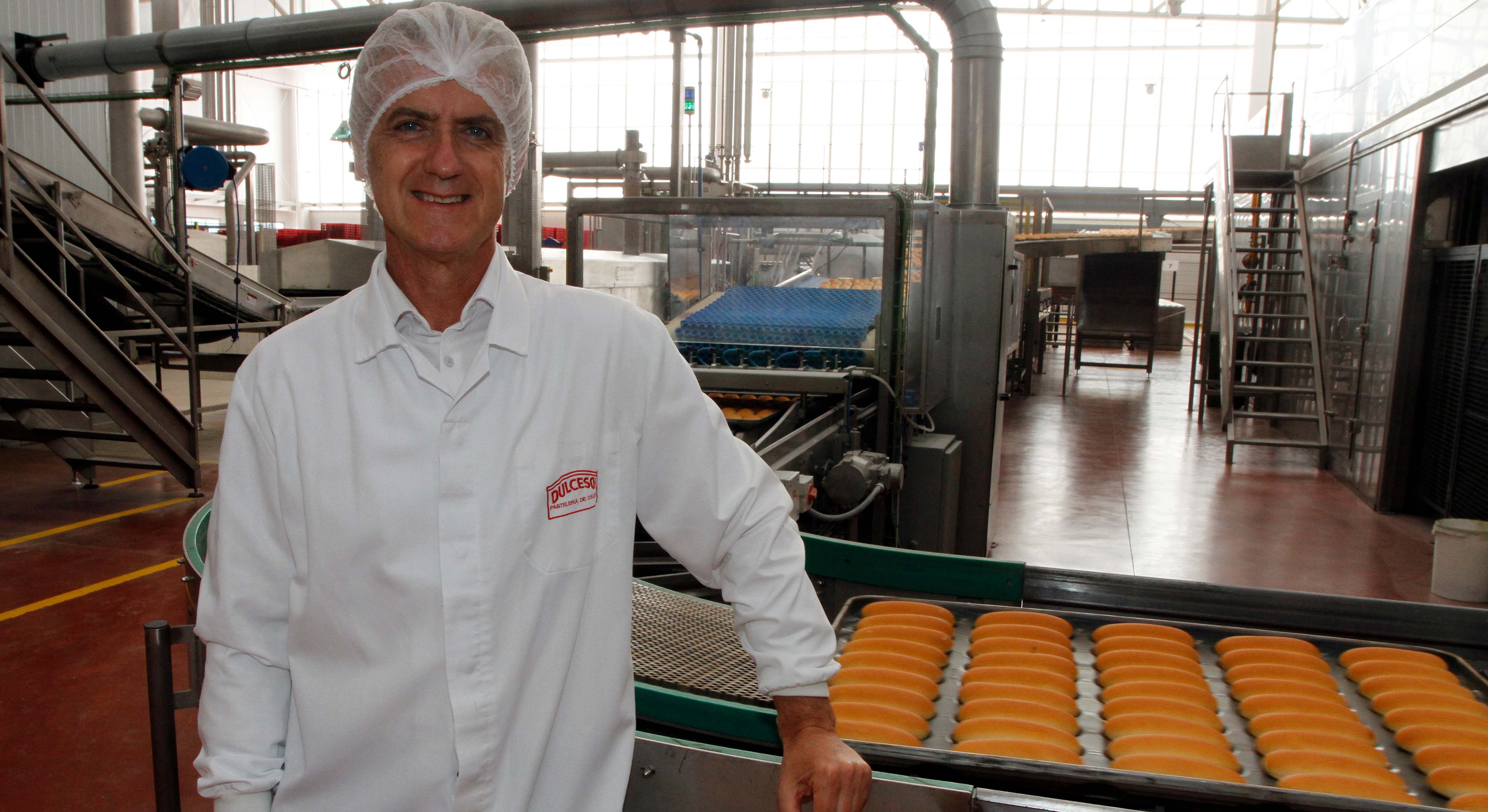 El CEO de Vicky Foods, Rafael Juan, en una línea de las populares 'valencianas' de Dulcesol.